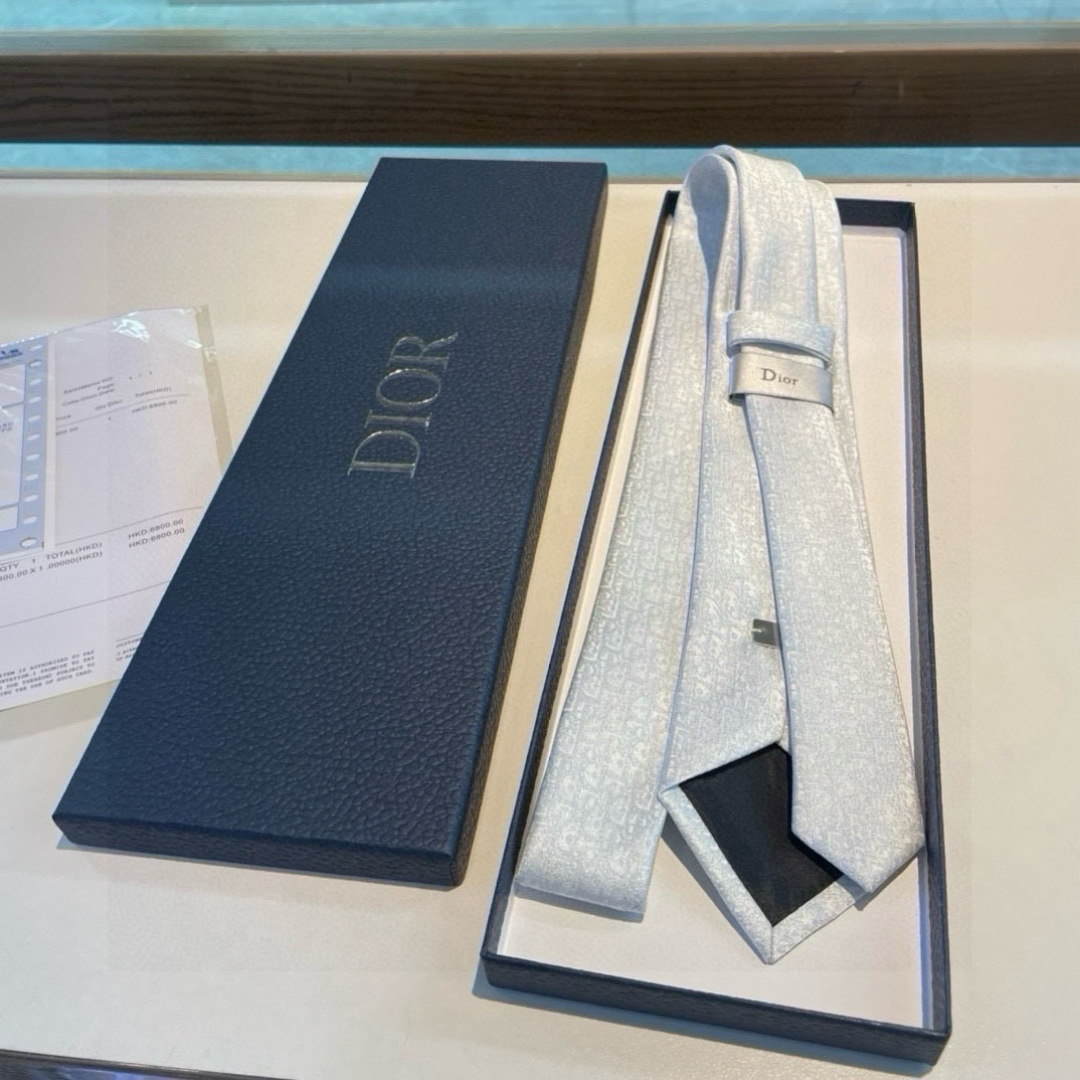 特价P90👏👏Dior家款新领带 👔👔Dior男士CD提领花带 稀有😻😻展现精湛工手与时尚优雅理的想选择，这采款用DO家最经极典具标志性LOGO提制花成的领带，以同色调法手演绎的更显雅风致范。让男士以可充分展示自己个性。100%顶手级工定制‼️