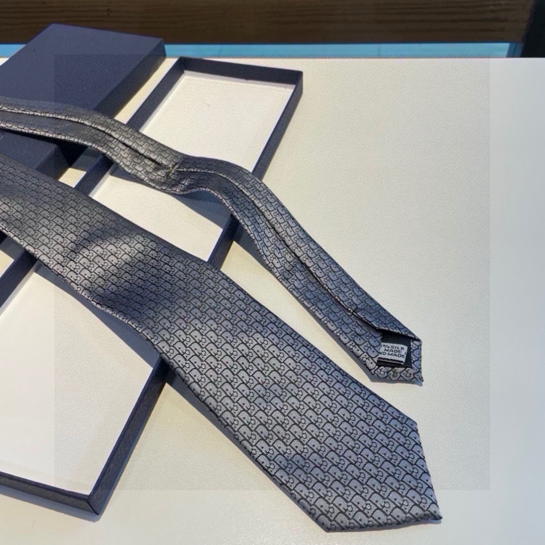 特价P90👏👏Dior家款新领带 👔👔Dior男士CD提领花带 稀有😻😻展现精湛工手与时尚优雅理的想选择，这采款用DO家最经极典具标志性LOGO提制花成的领带，以同色调法手演绎的更显雅风致范。让男士以可充分展示自己个性。100%顶手级工定制‼️