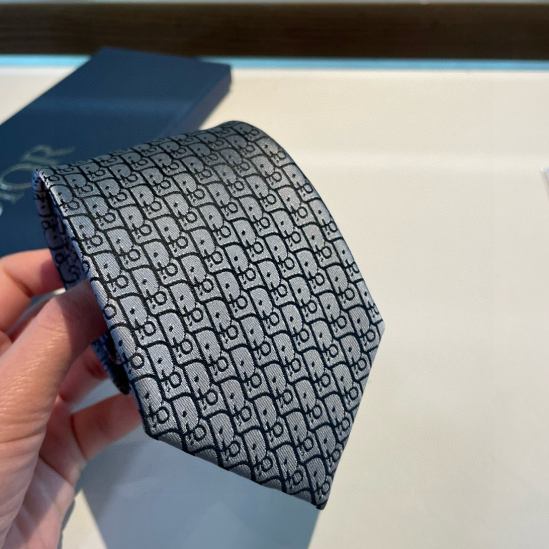 特价P90👏👏Dior家款新领带 👔👔Dior男士CD提领花带 稀有😻😻展现精湛工手与时尚优雅理的想选择，这采款用DO家最经极典具标志性LOGO提制花成的领带，以同色调法手演绎的更显雅风致范。让男士以可充分展示自己个性。100%顶手级工定制‼️