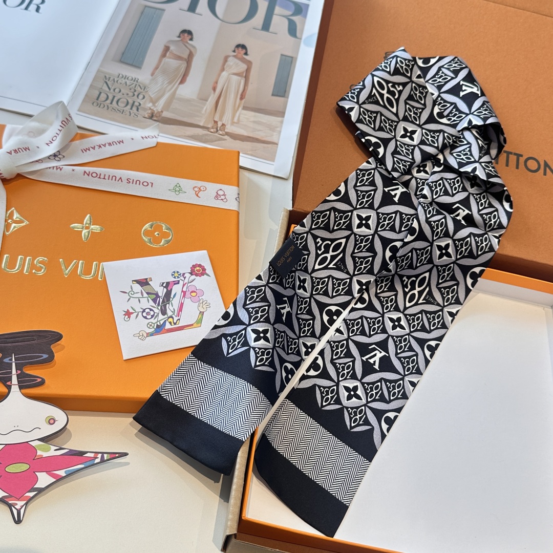 💰40 上新 tiwlly姐妹款[玫瑰][玫瑰]LV路易威登系列专柜束发带/飘带款！可当小围巾，绑头发，绑手袋，👩‍❤️‍💋‍👩👩‍❤️‍💋‍👩绑在手腕装饰！多功能随便你搭配！❤️❤️双面斜纹真丝！尺寸；8*120