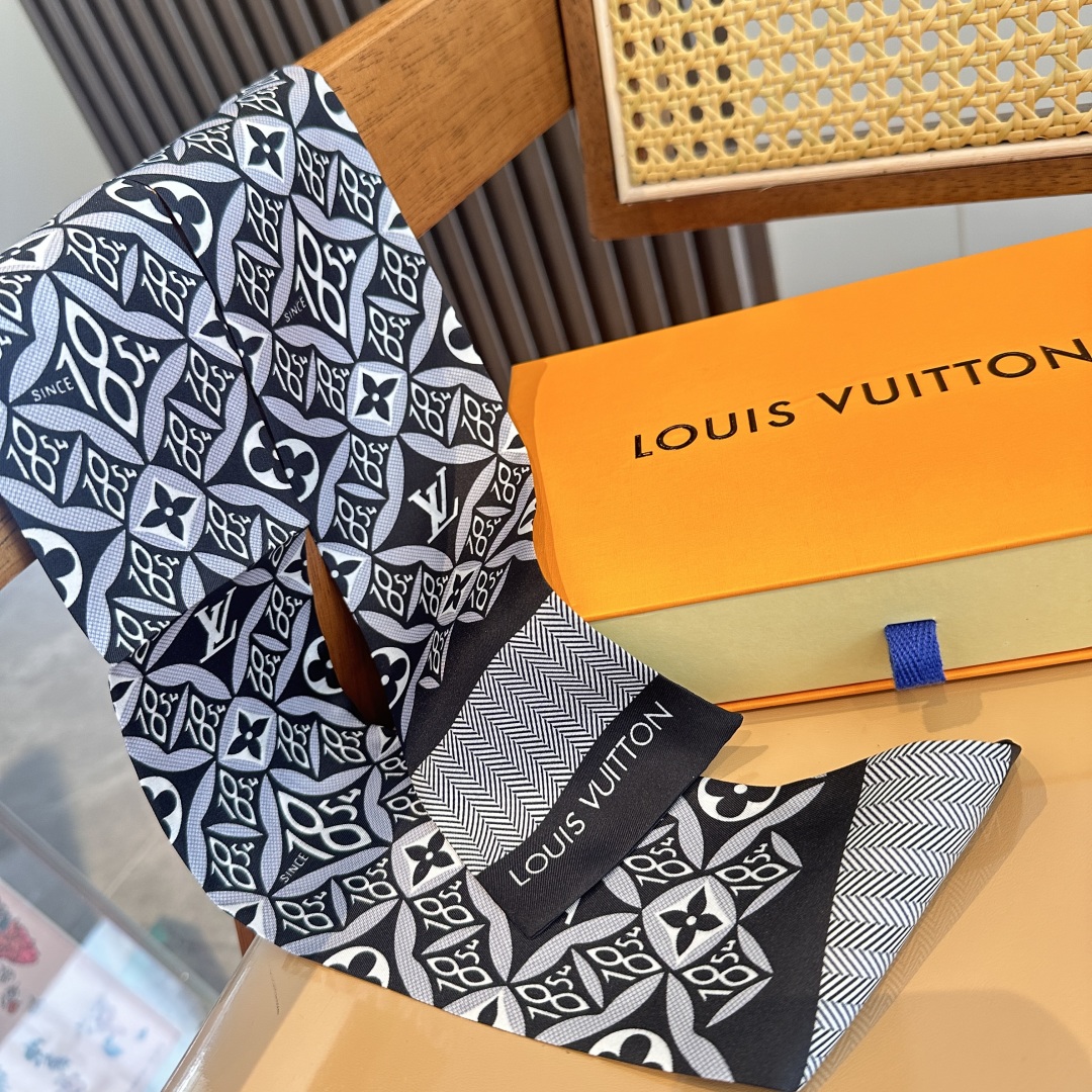 💰40 上新 tiwlly姐妹款[玫瑰][玫瑰]LV路易威登系列专柜束发带/飘带款！可当小围巾，绑头发，绑手袋，👩‍❤️‍💋‍👩👩‍❤️‍💋‍👩绑在手腕装饰！多功能随便你搭配！❤️❤️双面斜纹真丝！尺寸；8*120