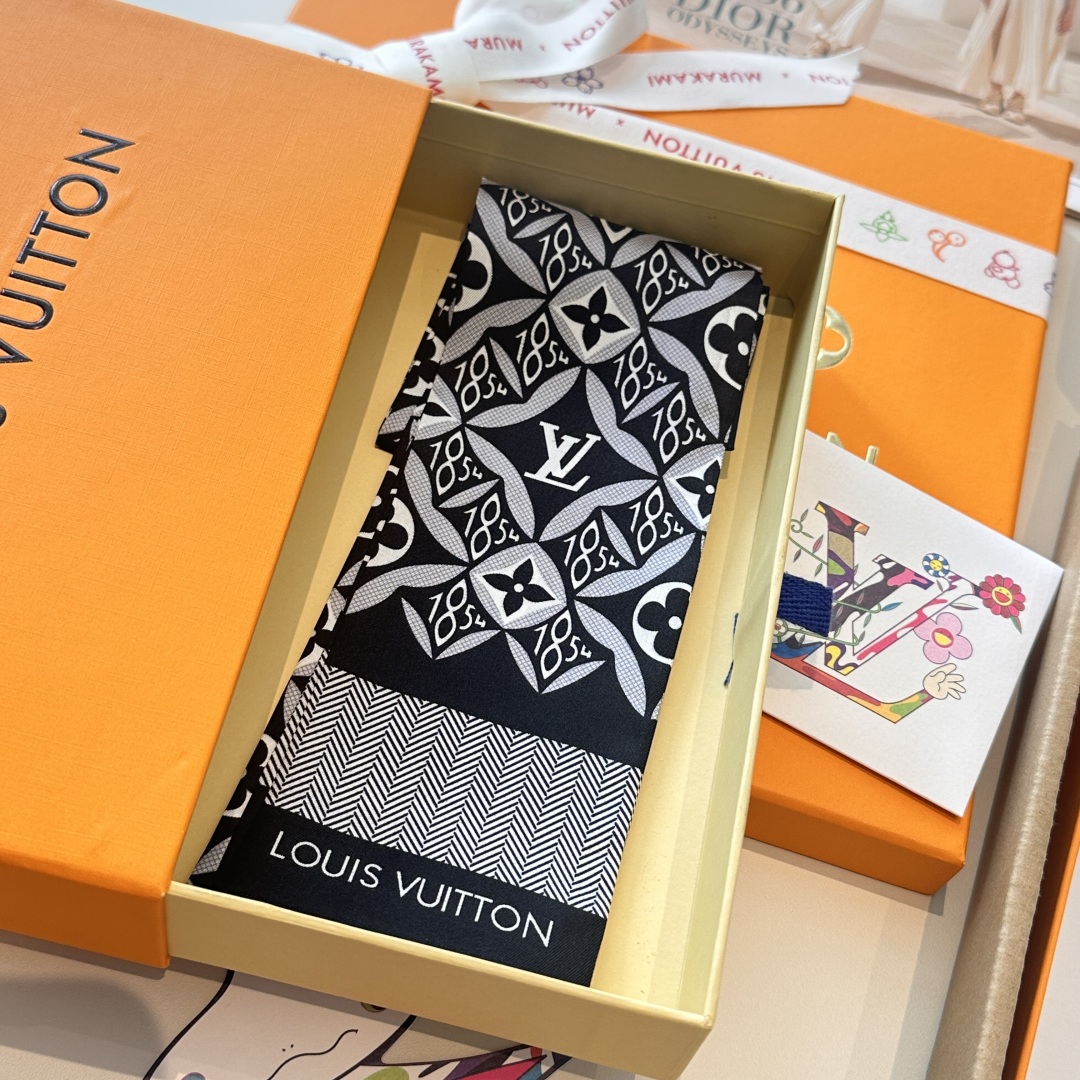 💰40 上新 tiwlly姐妹款[玫瑰][玫瑰]LV路易威登系列专柜束发带/飘带款！可当小围巾，绑头发，绑手袋，👩‍❤️‍💋‍👩👩‍❤️‍💋‍👩绑在手腕装饰！多功能随便你搭配！❤️❤️双面斜纹真丝！尺寸；8*120