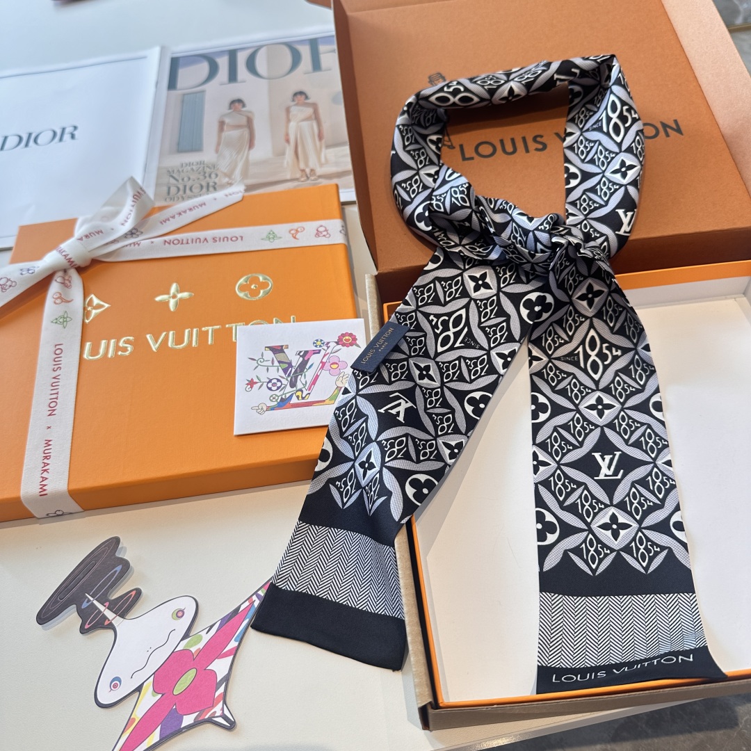 💰40 上新 tiwlly姐妹款[玫瑰][玫瑰]LV路易威登系列专柜束发带/飘带款！可当小围巾，绑头发，绑手袋，👩‍❤️‍💋‍👩👩‍❤️‍💋‍👩绑在手腕装饰！多功能随便你搭配！❤️❤️双面斜纹真丝！尺寸；8*120