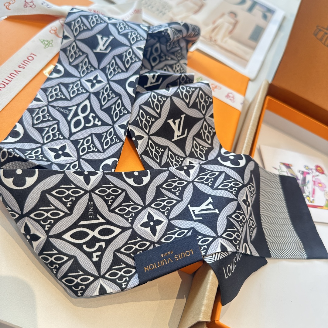 💰40 上新 tiwlly姐妹款[玫瑰][玫瑰]LV路易威登系列专柜束发带/飘带款！可当小围巾，绑头发，绑手袋，👩‍❤️‍💋‍👩👩‍❤️‍💋‍👩绑在手腕装饰！多功能随便你搭配！❤️❤️双面斜纹真丝！尺寸；8*120