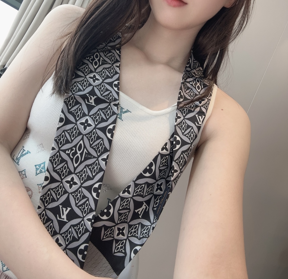 💰40 上新 tiwlly姐妹款[玫瑰][玫瑰]LV路易威登系列专柜束发带/飘带款！可当小围巾，绑头发，绑手袋，👩‍❤️‍💋‍👩👩‍❤️‍💋‍👩绑在手腕装饰！多功能随便你搭配！❤️❤️双面斜纹真丝！尺寸；8*120