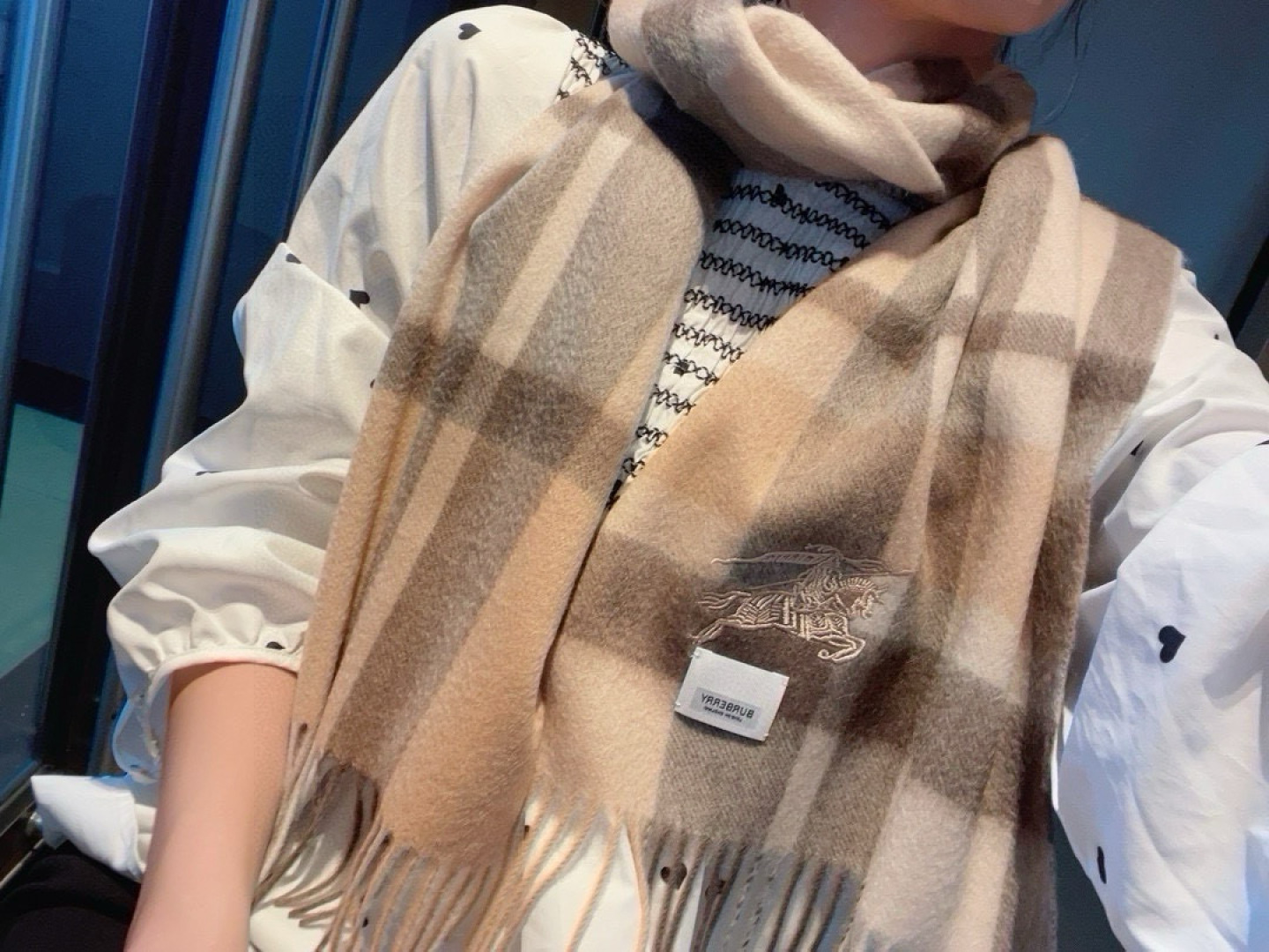 NO:580710,Low-key luxury, exquisite femininity, elite expert-level fashionable scarf. This Burberry cashmere and wool blended scarf, the more I look at it, the more I love it, the more I look at it, the more fashionable it becomes. The more I look at it, the more I like the craftsmanship and color matching. You can tell at a glance that it is not from an ordinary big factory. I really like this expert-level fashion sense. Fashionable people with attitude will definitely like it. Young, fashionable, confident, and attitude. Very beautiful!  This kind of design is more stretchy, more advanced, more majestic, and more durable. It is recommended to use the abdominal velvet tips of Albas purebred cashmere goats collected every spring to produce raw cashmere. The characteristic of this kind of cashmere is that even after being processed by human craftsmanship, the essence of the raw cashmere is still retained to the greatest extent, and there will be  The special textured scarf feels like holding a cloud in your hand. It feels very high-end. Finally, the biggest feature of this scarf is the integrated inlay process of thick thread weaving plaid technology, which perfectly presents Burberry's plaid pattern in another way. Specifications: 32*200cm  high version scarf,high version scarf,burberry19860909低调的奢侈感极品柔美精英高手级别的时髦感围巾这款Burberry羊绒羊毛混纺围巾,越看越爱,越看越时髦,越看越喜欢这种工艺和配色一看就知道不是一般的大工厂的,非常非常喜欢这种高手级别的时髦感,有态度的时髦人一定会喜欢.年轻,时髦,自信,有态度.很美！这样的设计更舒展,更高级,更大气,更加经得起推荐采用每年开春采集的阿尔巴斯纯种绒山羊腹部绒尖为原绒生产,这种羊绒的特点就是,即便经过人类工艺的加工,仍最大程度的保留了原绒的本质,会有特殊的肌理纹围巾握在手里就跟握着云朵般的仍空气绵绵感真的非常高级最后,这个最大的特色还有粗线编织格工艺的一体式镶嵌工艺,将Burberry的格纹另一种完美呈现.规格:32*200cm 高版本围巾,高版本围巾,burberry,scarf