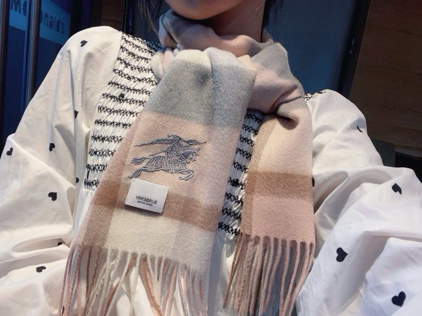 NO:580712,Low-key luxury, exquisite femininity, elite expert-level fashionable scarf. This Burberry cashmere and wool blended scarf, the more I look at it, the more I love it, the more I look at it, the more fashionable it becomes. The more I look at it, the more I like the craftsmanship and color matching. You can tell at a glance that it is not from an ordinary big factory. I really like this expert-level fashion sense. Fashionable people with attitude will definitely like it. Young, fashionable, confident, and attitude. Very beautiful!  This kind of design is more stretchy, more advanced, more majestic, and more durable. It is recommended to use the abdominal velvet tips of Albas purebred cashmere goats collected every spring to produce raw cashmere. The characteristic of this kind of cashmere is that even after being processed by human craftsmanship, the essence of raw cashmere is still retained to the greatest extent, and there will be a special texture pattern on the scarf.  It feels like holding a cloud-like air in your hand, which is really high-end. Finally, the biggest feature of this scarf is the integrated inlay process of thick thread woven plaid technology, which perfectly presents Burberry's plaid pattern in another way. Specifications: 32*200cm high version scarf, high version scarf, burberry19860909低调的奢侈感极品柔美精英高手级别的时髦感围巾这款Burberry羊绒羊毛混纺围巾,越看越爱,越看越时髦,越看越喜欢这种工艺和配色一看就知道不是一般的大工厂的,非常非常喜欢这种高手级别的时髦感,有态度的时髦人一定会喜欢.年轻,时髦,自信,有态度.很美！这样的设计更舒展,更高级,更大气,更加经得起推荐采用每年开春采集的阿尔巴斯纯种绒山羊腹部绒尖为原绒生产,这种羊绒的特点就是,即便经过人类工艺的加工,仍最大程度的保留了原绒的本质,会有特殊的肌理纹围巾握在手里就跟握着云朵般的仍空气绵绵感真的非常高级最后,这个最大的特色还有粗线编织格工艺的一体式镶嵌工艺,将Burberry的格纹另一种完美呈现.规格:32*200cm高版本围巾,高版本围巾,burberry,scarf