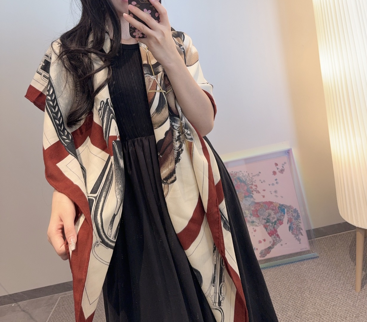 NO:574250,Hermes is the first to launch the new [double-sided silk wool square scarf of the same color] in the autumn and winter of 2025. Hand-rolled cashmere and silk blended shawl (70% cashmere, 30% mulberry silk). This shawl is made of classic cashmere and silk blended fabrics. It is soft, light and easy to wear. A must-have for air-conditioned rooms!  Ideal for colder days or cooler evenings. Dimensions 140x 140 cm | Due to the hand-rolled edges of this shawl, the dimensions may vary slightly from those shown. High version scarf, high version scarf, hermes, hermes, real silk, shawls19860909爱马仕（Hermes）2025年秋冬抢先 上新【双面同色丝毛方巾】手工卷边山羊绒和真丝混纺披肩（70山羊绒,30桑蚕丝） 这款披肩采用经典山羊绒和真丝混纺面料,柔软轻盈,佩戴方便.空调房必备！寒冷时分或微凉夜间的理想之选. 尺寸140x 140厘米 | 由于这款披肩采用手工卷边,与标示的尺寸或会略有不同高版本围巾,高版本围巾,hermes,hermes,real silk,shawls,scarf