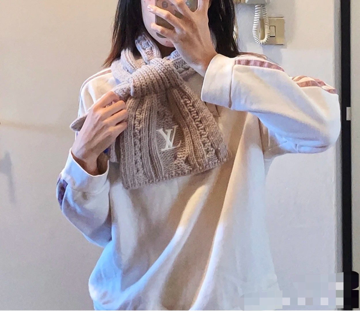 NO:580713,L Never Freeze Scarf Wool Never Freeze scarf is made of soft and warm wool to sublimate winter style. Whether worn loosely or wrapped around the neck, the creative opening and closing design makes the LV letters clearly visible. High version scarf, high version scarf, louis vuitton19860909L永不冻结围脖 羊毛 Never Freeze 围巾选用柔暖羊毛 升华冬日格调.无论松散佩戴或环绕颈部,创意开合设计令 LV 字母清晰可见.高版本围巾,高版本围巾,louis vuitton,scarf