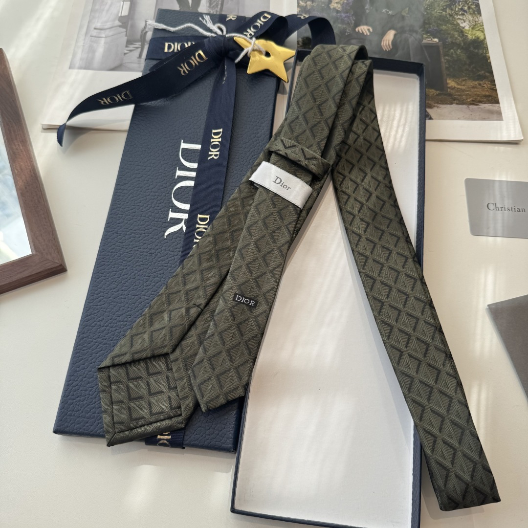 特价P90👏👏Dior家新款领带 👔👔Dior男士蚕丝藤格纹领带 稀有😻😻展现精湛手工与时尚优雅理想选择，这款采用DO家经典且具有标志性的格纹领带，以同色调手法演绎的更显雅致风尚 让男士可以充分展示自己个性。