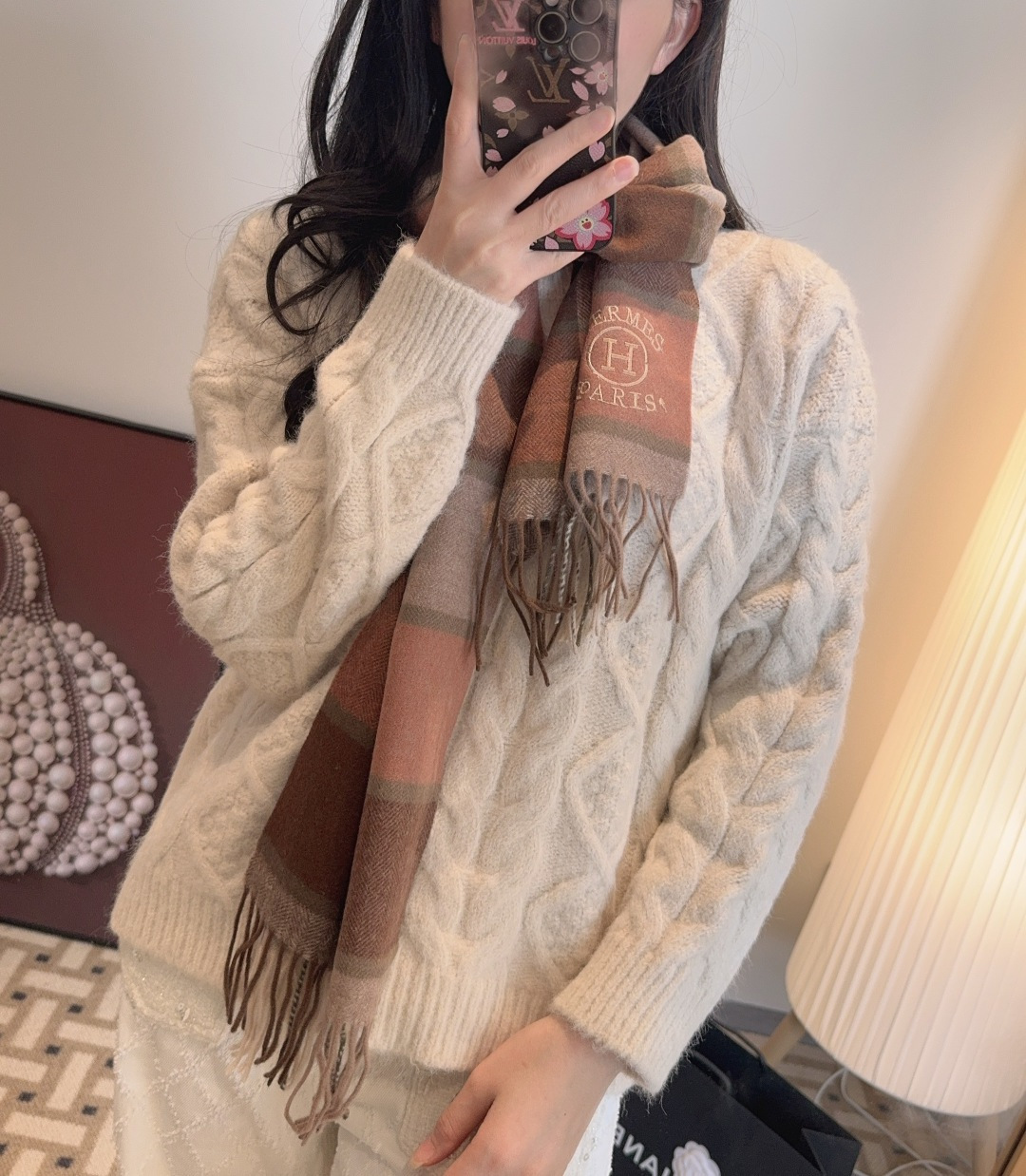 NO:581027,The Hermès scarf is so beautiful that it’s so stylish and charming. It’s a very elegant and fashionable autumn and winter item!  I really like it. It’s a very classic men’s design made of lambskin. It feels really great on the upper body and looks good on any waist!  !  This style is really worth buying with your eyes closed, and it can be easily worn by any age group!  !  !  30*200cm high version scarf, high version scarf, hermes19860909爱马仕围巾好看的要疯掉了,太有型太有魅力了非常斯文时尚的秋冬单品！真的很喜欢,非常Classical的男款设计羔绒,手感真的绝了上身效果真的随便怎么围都好看！！这种款式真的闭着眼买,任何年龄层都轻松驾驭！！！30*200cm高版本围巾,高版本围巾,hermes,scarf