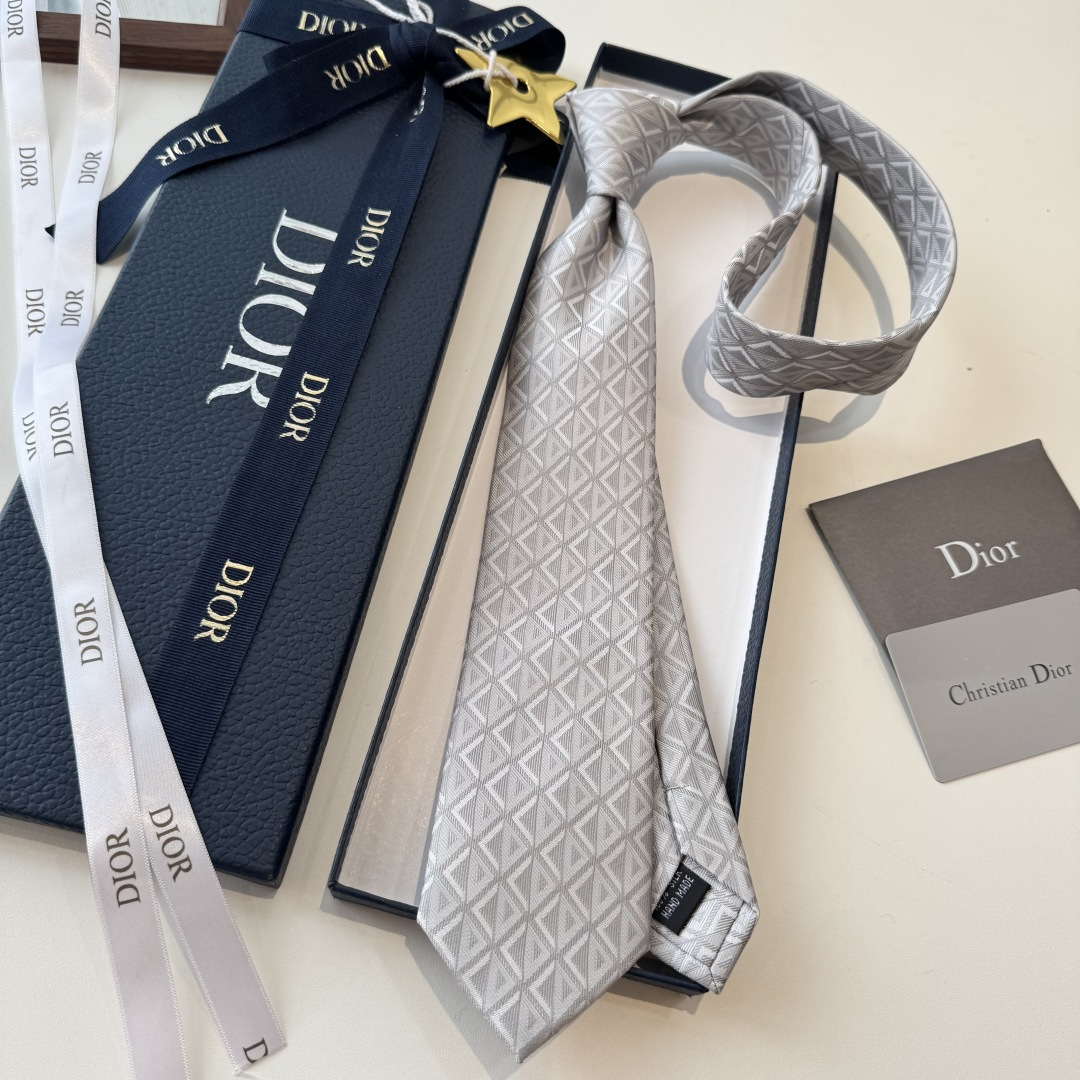 特价P90👏👏Dior家新款领带 👔👔Dior男士蚕丝藤格纹领带 稀有😻😻展现精湛手工与时尚优雅理想选择，这款采用DO家经典且具有标志性的格纹领带，以同色调手法演绎的更显雅致风尚 让男士可以充分展示自己个性。