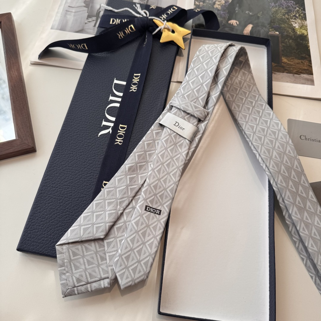 特价P90👏👏Dior家新款领带 👔👔Dior男士蚕丝藤格纹领带 稀有😻😻展现精湛手工与时尚优雅理想选择，这款采用DO家经典且具有标志性的格纹领带，以同色调手法演绎的更显雅致风尚 让男士可以充分展示自己个性。