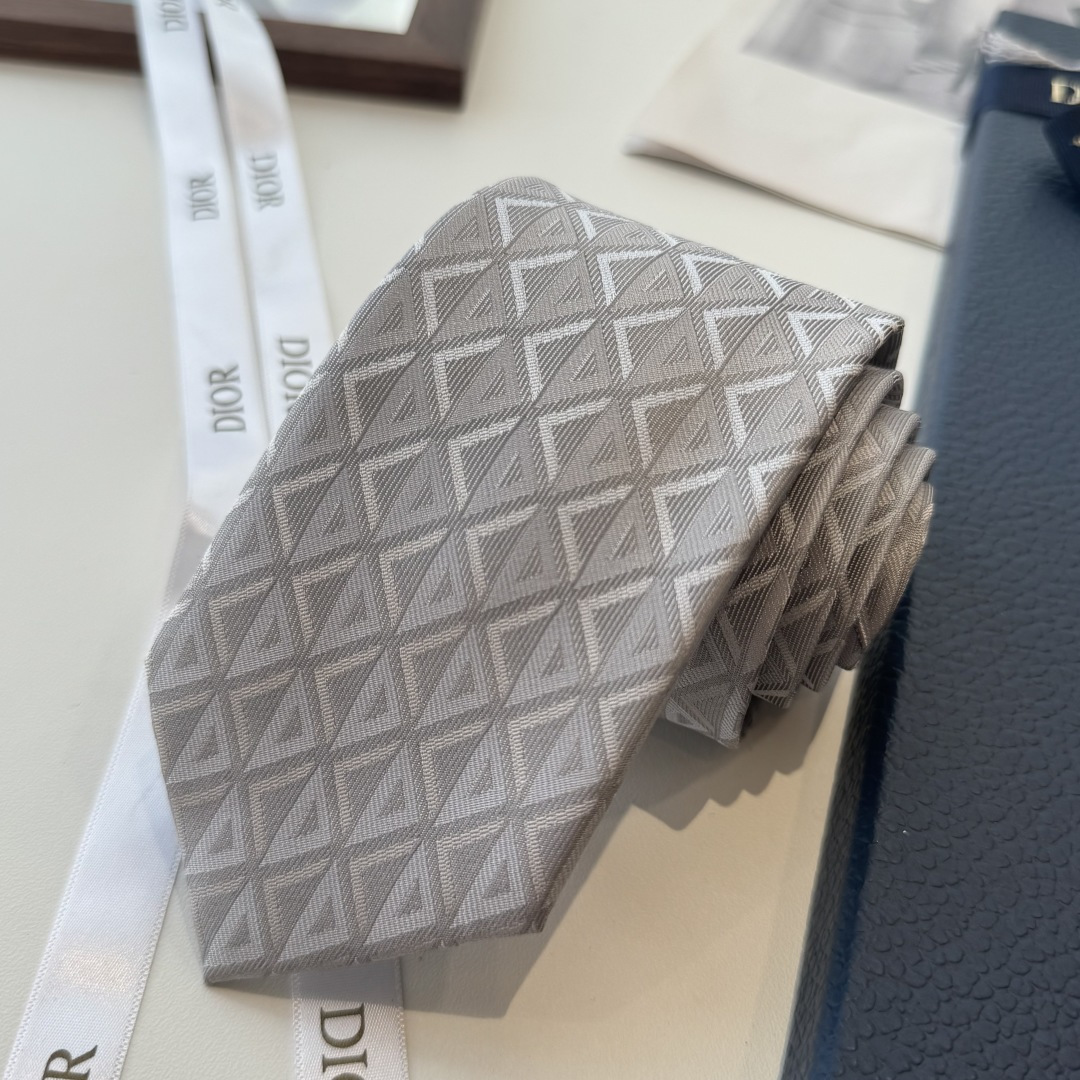 特价P90👏👏Dior家新款领带 👔👔Dior男士蚕丝藤格纹领带 稀有😻😻展现精湛手工与时尚优雅理想选择，这款采用DO家经典且具有标志性的格纹领带，以同色调手法演绎的更显雅致风尚 让男士可以充分展示自己个性。