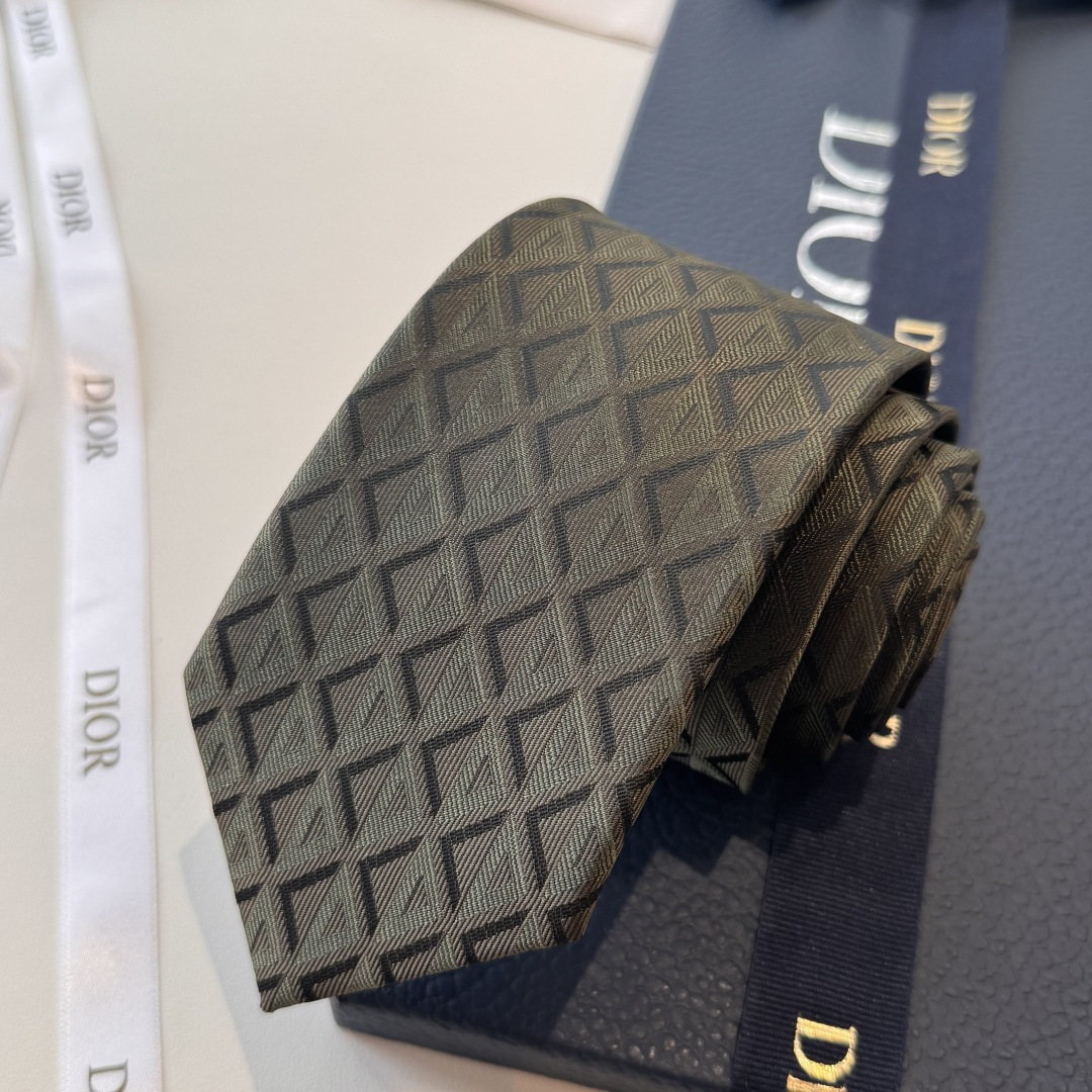 特价P90👏👏Dior家新款领带 👔👔Dior男士蚕丝藤格纹领带 稀有😻😻展现精湛手工与时尚优雅理想选择，这款采用DO家经典且具有标志性的格纹领带，以同色调手法演绎的更显雅致风尚 让男士可以充分展示自己个性。