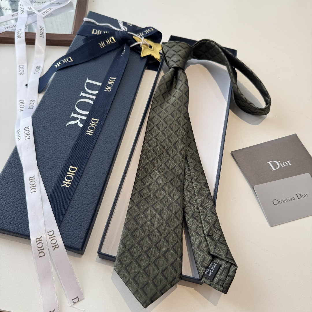 特价P90👏👏Dior家新款领带 👔👔Dior男士蚕丝藤格纹领带 稀有😻😻展现精湛手工与时尚优雅理想选择，这款采用DO家经典且具有标志性的格纹领带，以同色调手法演绎的更显雅致风尚 让男士可以充分展示自己个性。