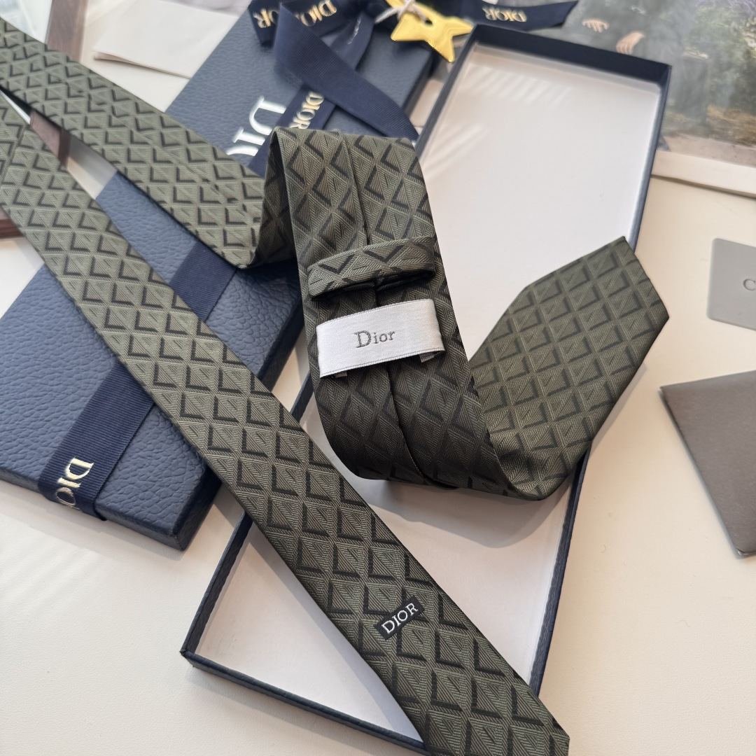 特价P90👏👏Dior家新款领带 👔👔Dior男士蚕丝藤格纹领带 稀有😻😻展现精湛手工与时尚优雅理想选择，这款采用DO家经典且具有标志性的格纹领带，以同色调手法演绎的更显雅致风尚 让男士可以充分展示自己个性。