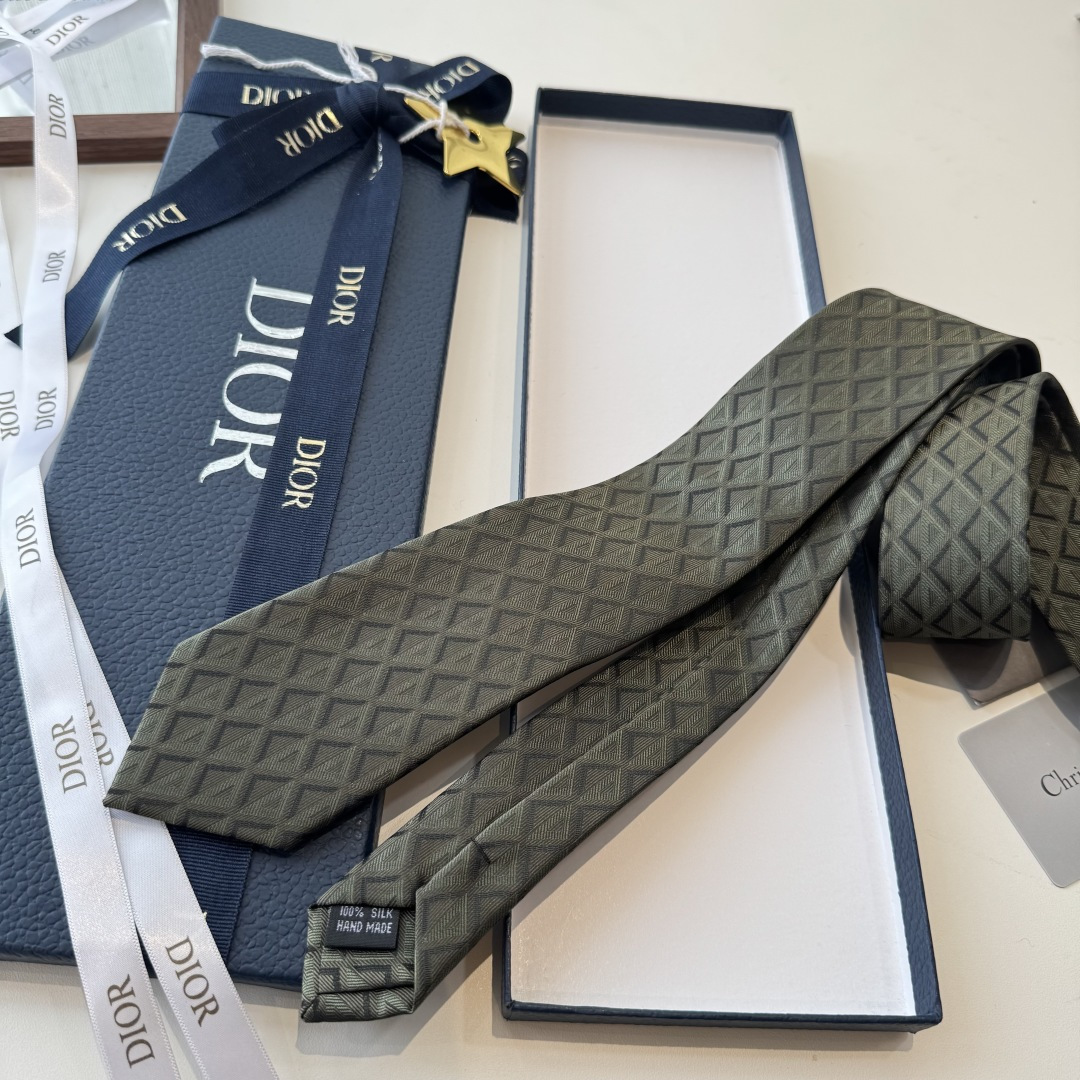 特价P90👏👏Dior家新款领带 👔👔Dior男士蚕丝藤格纹领带 稀有😻😻展现精湛手工与时尚优雅理想选择，这款采用DO家经典且具有标志性的格纹领带，以同色调手法演绎的更显雅致风尚 让男士可以充分展示自己个性。
