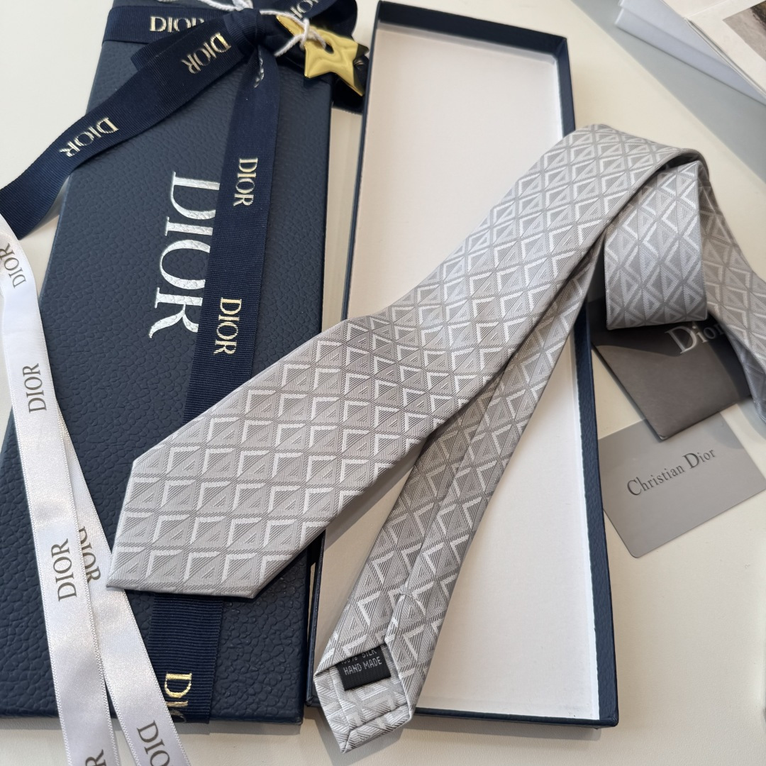 特价P90👏👏Dior家新款领带 👔👔Dior男士蚕丝藤格纹领带 稀有😻😻展现精湛手工与时尚优雅理想选择，这款采用DO家经典且具有标志性的格纹领带，以同色调手法演绎的更显雅致风尚 让男士可以充分展示自己个性。