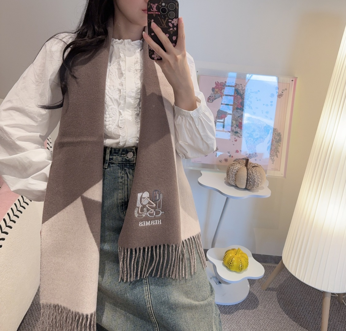 NO:581020,The Hermès double-sided scarf is crazy beautiful, so stylish and charming, a very elegant and fashionable autumn and winter item!  I really like it. It’s a very classic men’s design made of lambskin. It feels really great on the upper body and looks good on any waist!  !  This style is really worth buying with your eyes closed, and it can be easily worn by any age group!  !  !  30*200cm high version scarf, high version scarf, hermes19860909爱马仕双面围巾好看的要疯掉了,太有型太有魅力了非常斯文时尚的秋冬单品！真的很喜欢,非常Classical的男款设计羔绒,手感真的绝了上身效果真的随便怎么围都好看！！这种款式真的闭着眼买,任何年龄层都轻松驾驭！！！30*200cm高版本围巾,高版本围巾,hermes,scarf