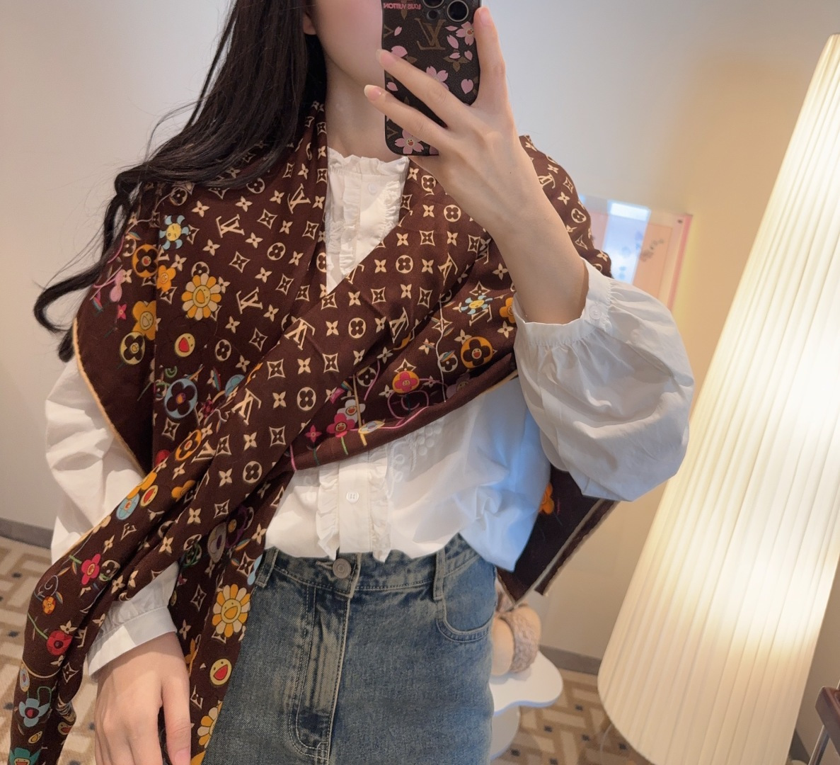 NO:581022,[Double-sided same color] Original single Lv140cm velvet square square scarf, silk screen printing process depicts rich details, depicting Monogram Vivienne House suitcase. Top twill silk cashmere material is hand-rolled, full of light luxury. The new fabrics in the counter pursue shape and feel crisp. High-end designers consider the upper body effect and color saturation in color matching. The color is fresh and rich, very refined and has the temperament of a lady!  Good stuff waits for no one, if you like it, don’t miss it!  Hurry up and place an order [component size 140X140cm 70 cashmere 30 silk double-sided same color] high version scarf, high version scarf, louis vuitton, real silk19860909【双面同色】原单Lv140cm丝绒方本款方巾,丝印工艺刻画丰富细节,描绘 Monogram 薇薇安之家旅行箱 顶级斜纹真丝羊绒材质纯手工卷边,轻奢感十足 专柜新款面料追求造型,手感挺括,高端设计师配色均考虑上身效果和色彩饱和度,色泽新鲜浓郁非常精致又有名媛气质！好货不等人,喜欢就不能错过哦！快快砸单来吧【成分尺寸140X140cm 70羊绒 30真丝 双面同色】高版本围巾,高版本围巾,louis vuitton,real silk,scarf