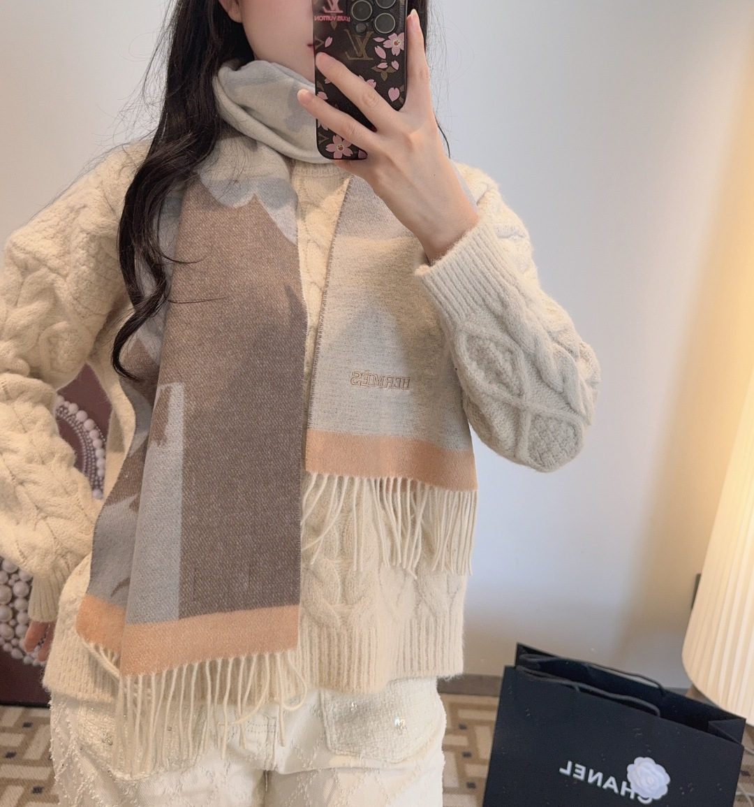 NO:581024,The Hermès double-sided scarf is crazy beautiful, so stylish and charming, a very elegant and fashionable autumn and winter item!  I really like it. It’s a very classic men’s design made of lambskin. It feels really great on the upper body and looks good on any waist!  !  This style is really worth buying with your eyes closed, and it can be easily worn by any age group!  !  !  35*200cm high version scarf, high version scarf, hermes19860909爱马仕双面围巾好看的要疯掉了,太有型太有魅力了非常斯文时尚的秋冬单品！真的很喜欢,非常Classical的男款设计羔绒,手感真的绝了上身效果真的随便怎么围都好看！！这种款式真的闭着眼买,任何年龄层都轻松驾驭！！！35*200cm 高版本围巾,高版本围巾,hermes,scarf
