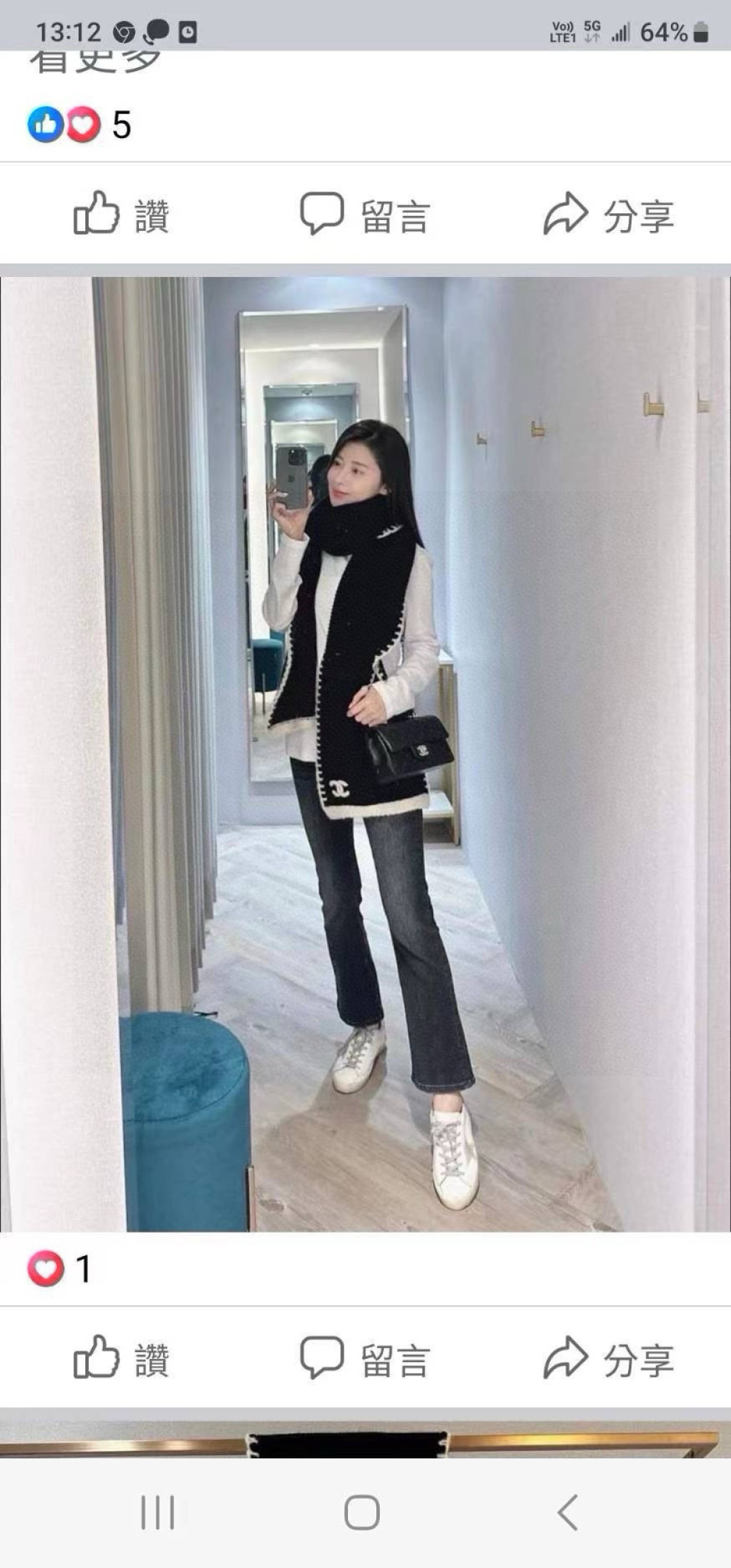 NO:581026,The new fragrant [Border Chanel] cashmere knitted long scarf is so beautiful [crying] The royal palace-level new model is on sale. The imported pure cashmere fashionable silver thread-edged knitted wool is extremely beautiful. It really matches the skin tone of the upper body. It is versatile. You can decide whether it looks good or not. The size of the scarf is 30*200cm, pure cashmere selected, the best choice for gifts. High version scarf, high version scarf, chanel19860909香新款【边框香奈儿】羊绒针织长巾美翻了[流泪]御用殿堂级极品新款在售 进口纯羊绒时尚银线镶边针织毛线美丽至极 真的 上身极为衬肤色 百搭 好看不好看自己看吧 围巾尺寸30*200cm,精选纯羊绒,送礼首选佳品高版本围巾,高版本围巾,chanel,scarf