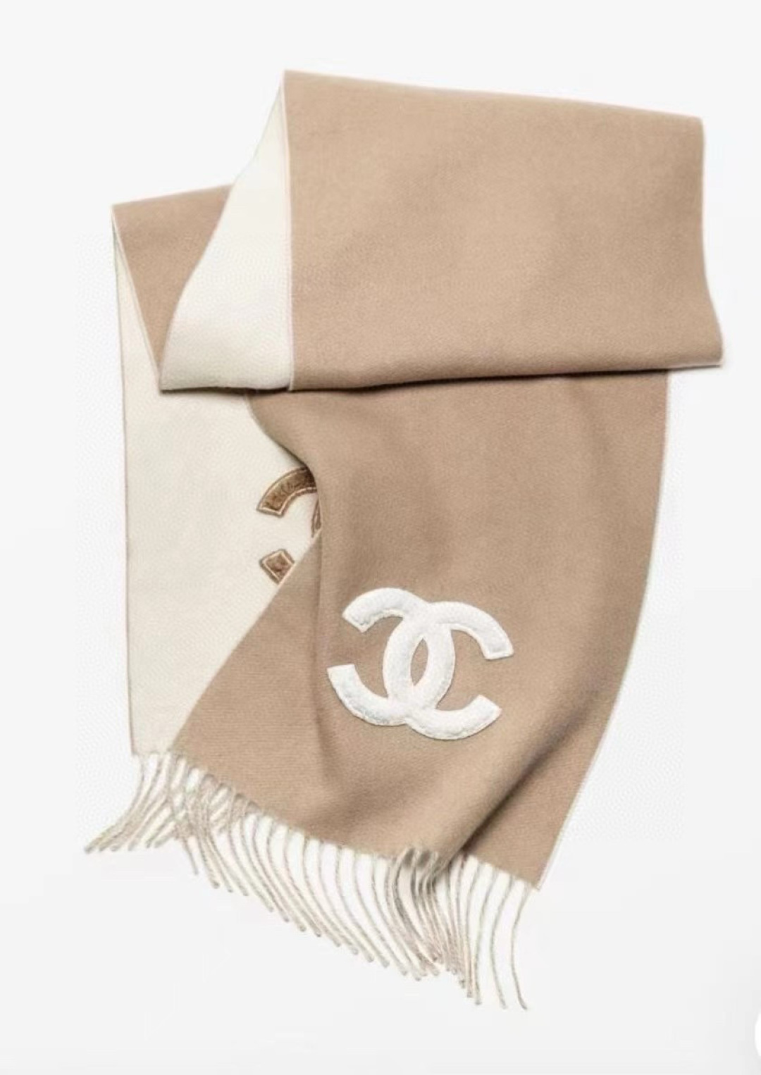 NO:574349,Xiang 24k is here!  It’s really fragrant and a must-have!  !  !  I love it with stomping feet!  High-end with a bit of funky fun!  !  An old friend will receive it!  It is undoubtedly the most popular autumn and winter series~ The number one item that gives us confidence in winter is none other than the heavyweight and rare high-end scarf!  !  If you only have the budget for one high-end, non-colliding scarf this year and only want one, then this one must be highly recommended!  !  It is truly a model of effortless fashion and a model of big-name fashion!  !  Wearing a high-end ultra-fine wool scarf like this in winter will really bring you a sense of happiness and satisfaction!  !  !  !  The front is made of cashmere, paired with a unique embroidery design. This combination is truly high-end and fashionable, and instantly gives it an interesting soul!  !  The size of 30*180cm is very easy to control!  !  high version scarf,high version scarf19860909香24 k热乎乎的来了！真香必入款！！！直跺脚地喜欢！高级又带点时髦的趣味！！老友必收！当之无愧最主打的秋冬系列~ 冬日给我们自信的款排第一位的,非重磅的稀缺的高级围巾莫属！！如果高级不撞款围巾今年只有一款预算,只想收一条,那这款一定要重点推荐！！真的是毫不费力的时髦典范,是大牌时髦典范！！在冬天围上一件这样的高端超细羊毛围巾,真的很有幸福感满足感！！！！正面采用羊绒,搭配别出心裁刺绣设计,这样的结合真心是纯粹的高级和时髦感,瞬间有了有趣的灵魂！！30*180cm的尺寸,非常好驾驭！！高版本围巾,高版本围巾,scarf