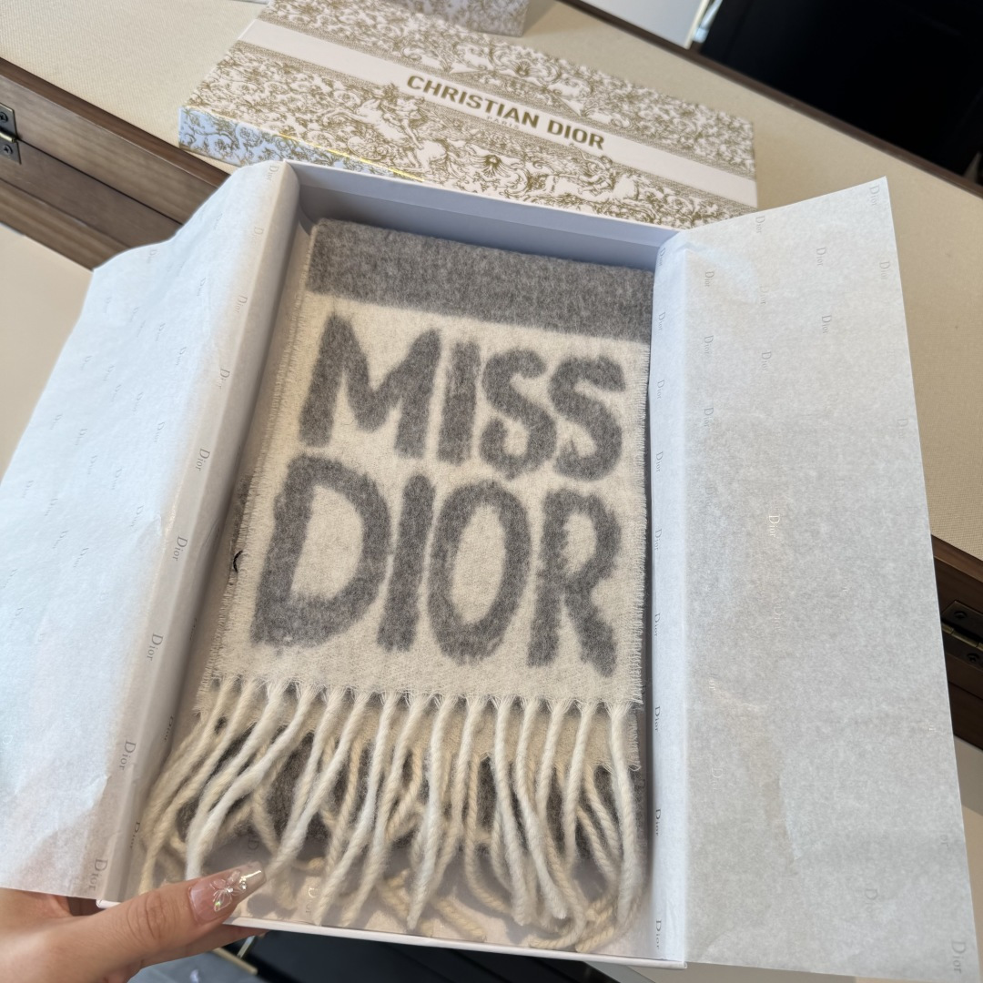 NO:574351,25『Miss Dior』Latest!  A new product in the Miss Dior Graffiti series, the eye-catching logo is presented in a playful graffiti style. It is casual, versatile, exquisite and small in size, and is very close-fitting and slimming!  Pure cashmere scarf feels amazingly soft, delicate and warm, a must-have for the New Year. A suitable New Year gift. Size 140x17cm cashmere high version scarf, high version scarf, dior1986090925『Miss Dior 』 最新！Miss Dior Graffiti系列新品,醒目Logo以玩味十足的涂鸦方式呈现,随性百搭精致小尺寸,非常贴身显瘦！纯纯羊绒围巾手感惊觉轻柔细腻保暖性强,新年必选清单 敲合适新年礼物 Size140x17cm 山羊绒 高版本围巾,高版本围巾,dior,scarf