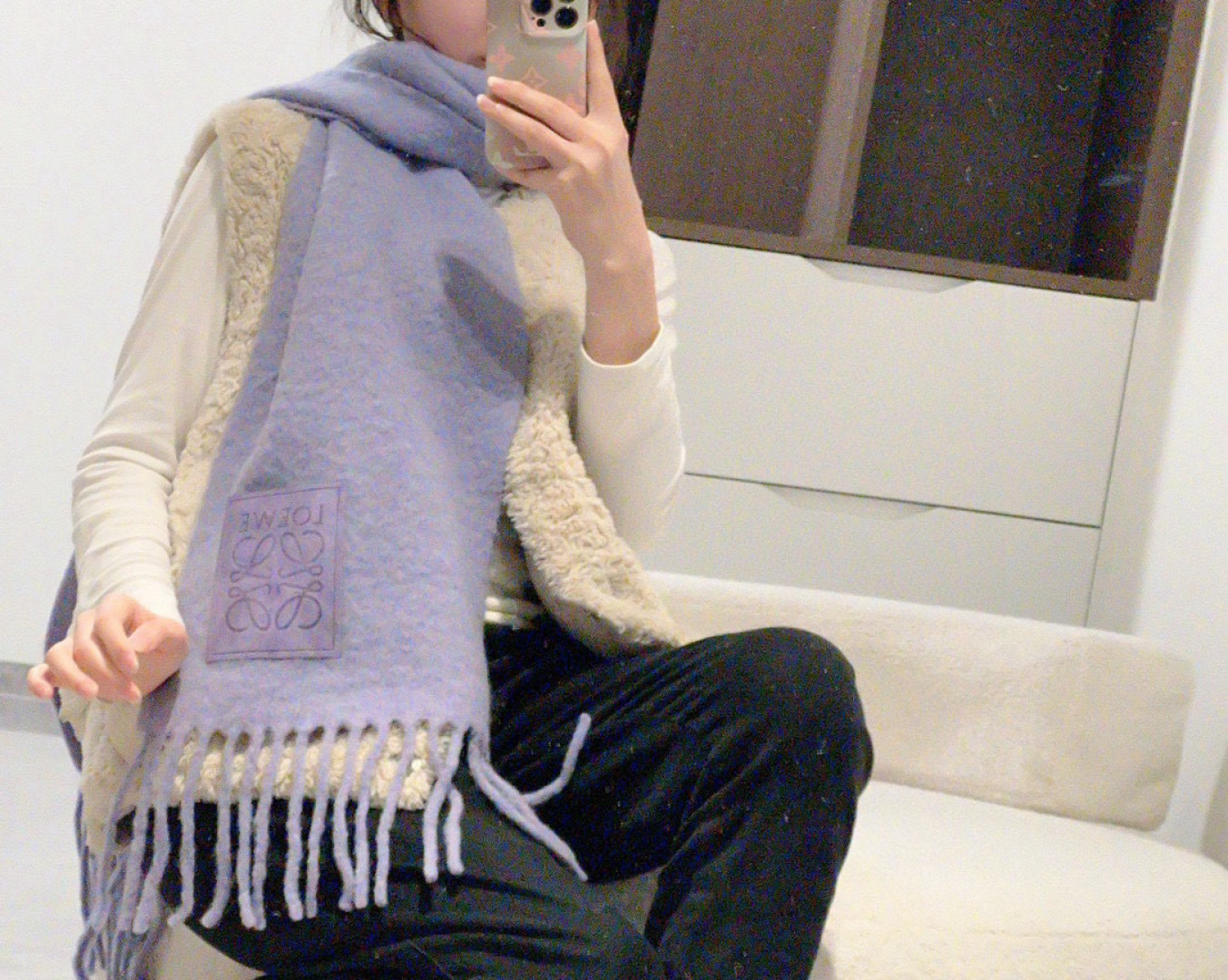 NO:574353,[Same as Little Red Book] Loewe's new colorful mohair scarf Stockholm's warm colors, I fell in love at first sight, super good-looking, dreamy color scheme Loewe's scarves always surprise people, blended into the Nordic warm color splicing, super  Versatile, immersed in the color cards of various colors, you can bury your head in the colorful scarf in winter, super warm wool + mohair, it is real mohair, with tassels on both ends, the fabric is super comfortable. 35x200cm size, cow leather  logo embossed patch high version scarf,high version scarf,loewe,loewe,cowhide19860909【小红书同款】Loewe罗意威新品彩色马海毛围巾斯德哥尔摩的温暖色彩,第一眼便爱上,超高颜值,梦幻配色Loewe的围巾总是让人惊喜,融入北欧暖色系拼接,超级百搭,沉浸在各种色彩的色卡里,冬天里可以把头埋在色彩斑澜的围巾里,超级暖和羊毛+马海毛,是真的马海毛哦两端带有流苏,面料超级舒适.35x200cm尺寸,牛皮革 logo压纹贴片高版本围巾,高版本围巾,loewe,loewe,cowhide,scarf