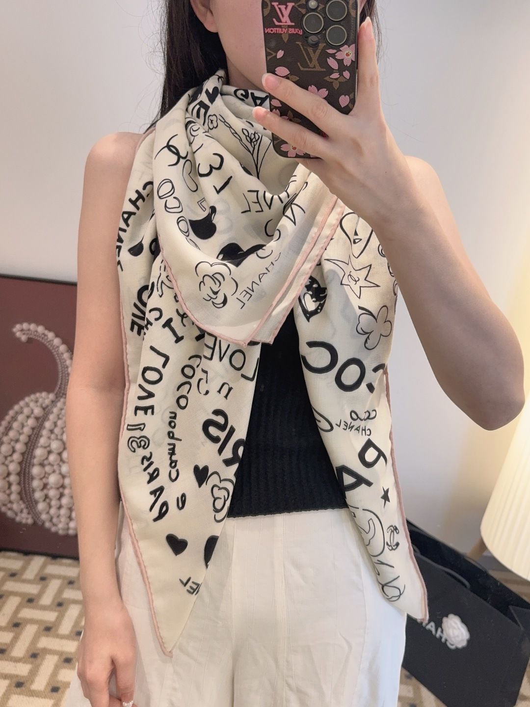 NO:581023,Classic camellia and elegant Coco style, Chanel's latest velvet square scarf ~ elegant to the core, Xiang Nai's new season's fabrics are super high-end, really super soft, silky smooth, strong toughness and not easy to be snagged!  This year’s new series~ I’m really impressed by the design. Chanel’s silk scarf is definitely a representative of elegance. A fragrant silk scarf will give you the best match!  !  A must!  The upper body effect is simply elegant and very flexible. It has layers of elegant texture. Layers upon layers create a striking but unobtrusive look of a gorgeous lady. The powder must come in the size of 140*140cm. The upper body effect is really beautiful (it will look even better when paired with clothing, shoes and bags)!  The real thing is definitely more beautiful!  Classic black and white high version scarf, high version scarf, chanel, chanel19860909经典茶花优雅Coco风,Chanel最新丝绒大方巾~气质到骨子里,香奶奶新一季的面料超高级,真心超级柔软,丝丝顺滑,韧性很强 不容易被轻易勾丝！今年新出的系列~真的被这样的设计美到,香奈儿家的丝巾绝对是优雅的代表,一条小香的丝巾,给你最好的搭配！！ 必入！上身效果简直优雅气质到不行,非常灵动.层次优雅质感.层层叠叠出醒目而不张扬的华丽名媛感,香粉必入 140*140cm 的尺寸,上身效果真的不用多说的美(搭配服饰鞋包更有感觉)！实物绝对更美！经典黑白色高版本围巾,高版本围巾,chanel,chanel,scarf