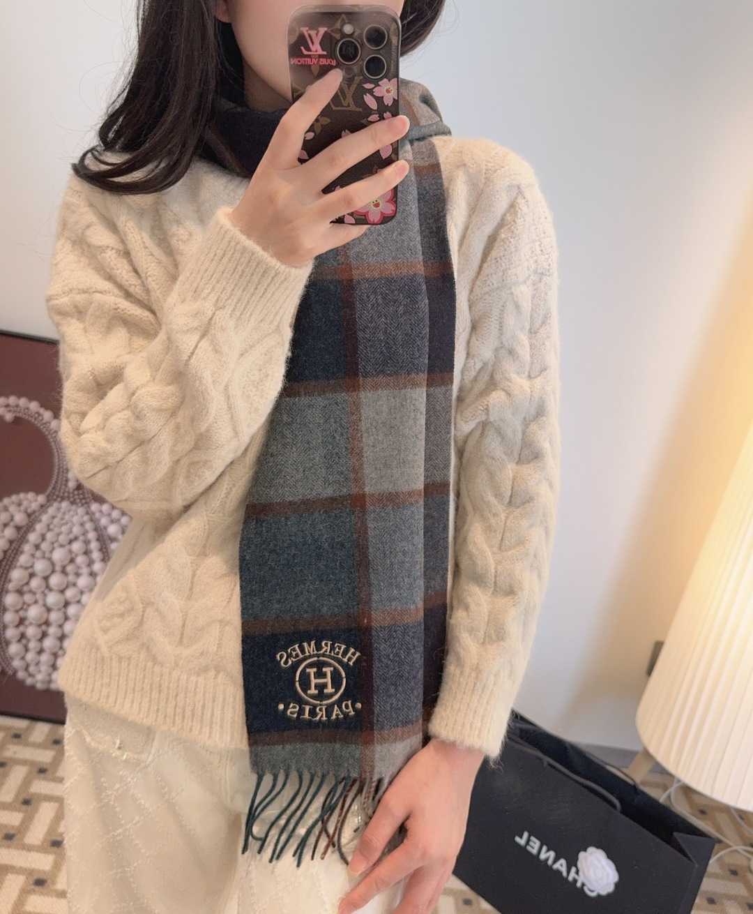 NO:581025,The Hermès scarf is so beautiful that it’s so stylish and charming. It’s a very elegant and fashionable autumn and winter item!  I really like it. It’s a very classic men’s design made of lambskin. It feels really great on the upper body and looks good on any waist!  !  This style is really worth buying with your eyes closed, and it can be easily worn by any age group!  !  !  30*200cm high version scarf, high version scarf, hermes19860909爱马仕围巾好看的要疯掉了,太有型太有魅力了非常斯文时尚的秋冬单品！真的很喜欢,非常Classical的男款设计羔绒,手感真的绝了上身效果真的随便怎么围都好看！！这种款式真的闭着眼买,任何年龄层都轻松驾驭！！！30*200cm高版本围巾,高版本围巾,hermes,scarf