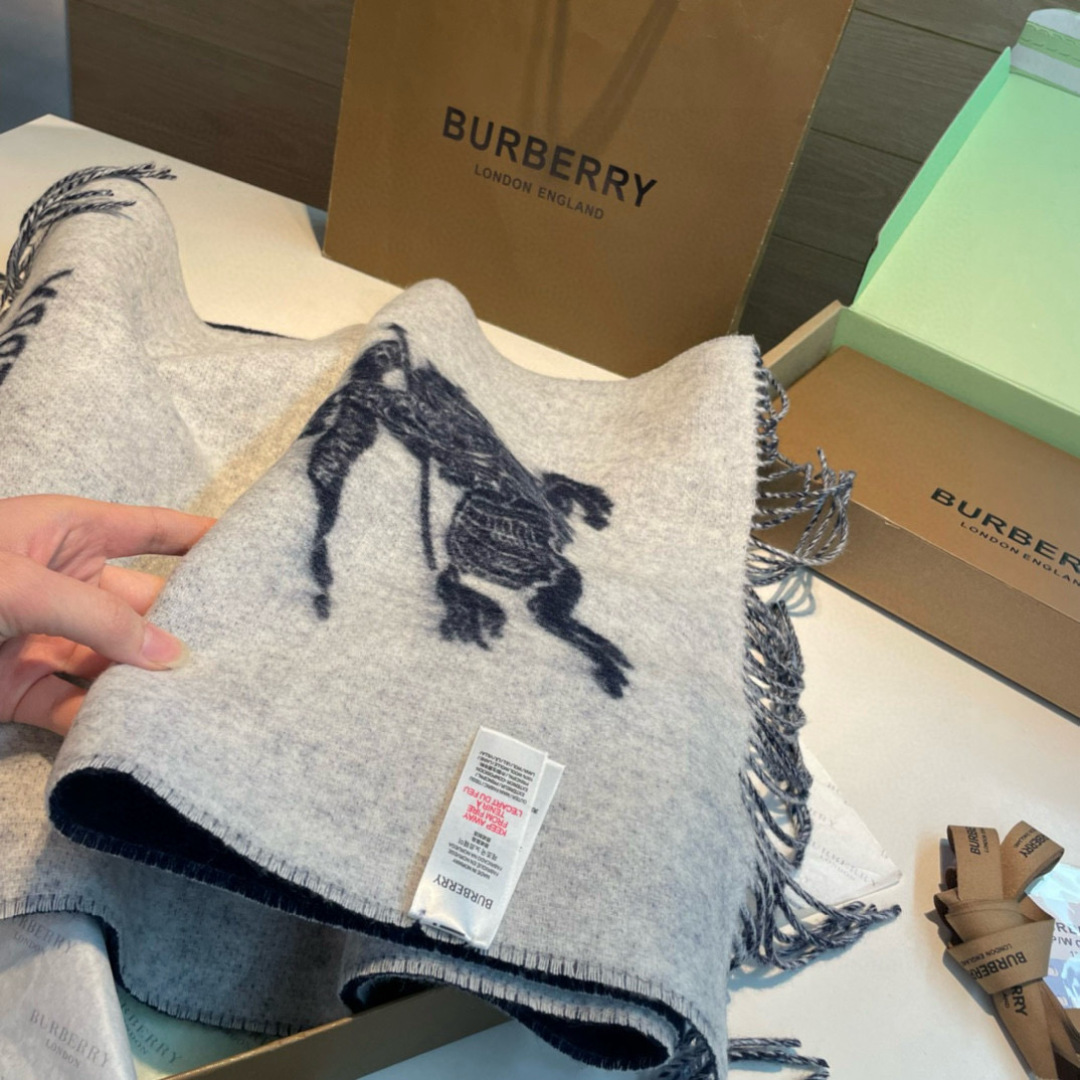 ❤️双面拼色羊绒围巾 巴宝莉双拼色 双面提花羊绒围巾 24年秋冬最新款 专柜排队买 绝对的上身效果极佳 