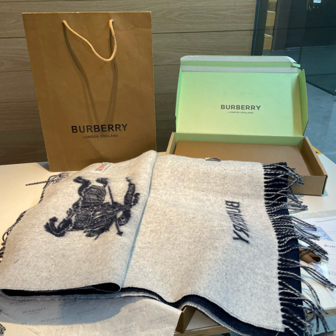 ❤️双面拼色羊绒围巾 巴宝莉双拼色 双面提花羊绒围巾 24年秋冬最新款 专柜排队买 绝对的上身效果极佳 