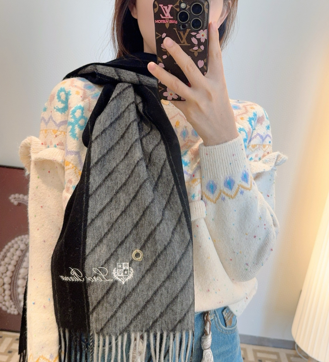 NO:574338,Loro Piana ·  Nuoyoupanya [Trading company’s last order, the best cashmere scarf and shawl] It’s too expensive to give away and keep for yourself. It’s a big deal. It’s a hot product. It’s the best hard goods from the channel. The last order for direct supply to Italy is very small. The customer-supplied cashmere has a soft and waxy feel. The fabric is more shiny and the color is brighter. LP has always strictly selected the highest quality cashmere as the benchmark. Without comparison, there is no harm. It is the best in the world.  High-grade cashmere makes the scarf extremely luxurious, and also increases the beauty and functionality. There must be two of each color. No headaches in matching, no regrets for ten thousand years. What is particularly recommended is that this style is a plaid color series, carefully selected popular colors, the color is bright and high-end, and the whole family can match each other in any color. 30*180cm, Albas cashmere high version scarf, high version scarf, loro  piana,loro piana,shawls19860909Loro Piana · 诺悠翩雅【贸易公司尾单,极品山羊绒围巾披肩】送人自留都太高大上了重磅上新,爆款爆款,渠道极品硬货～出口意大利直供专柜尾单到手数量极少,客供面料羊绒,手感软糯,面料更有光泽,也增加了色彩的鲜艳度LP一直以严格选用最高品质的羊绒为基准,没有对比就没有伤害,世界最顶级羊绒更是让围巾奢华到不行,更是增加了美感和功能性,每色必留两条,搭配不头疼,不留后悔一万年,特别值得推荐的是,此款是格纹色系,精挑细选的流行配色,色彩感鲜明又高级的感觉全家哪个颜色都可以互相搭配30*180cm,阿尔巴斯山羊绒高版本围巾,高版本围巾,loro piana,loro piana,shawls,scarf