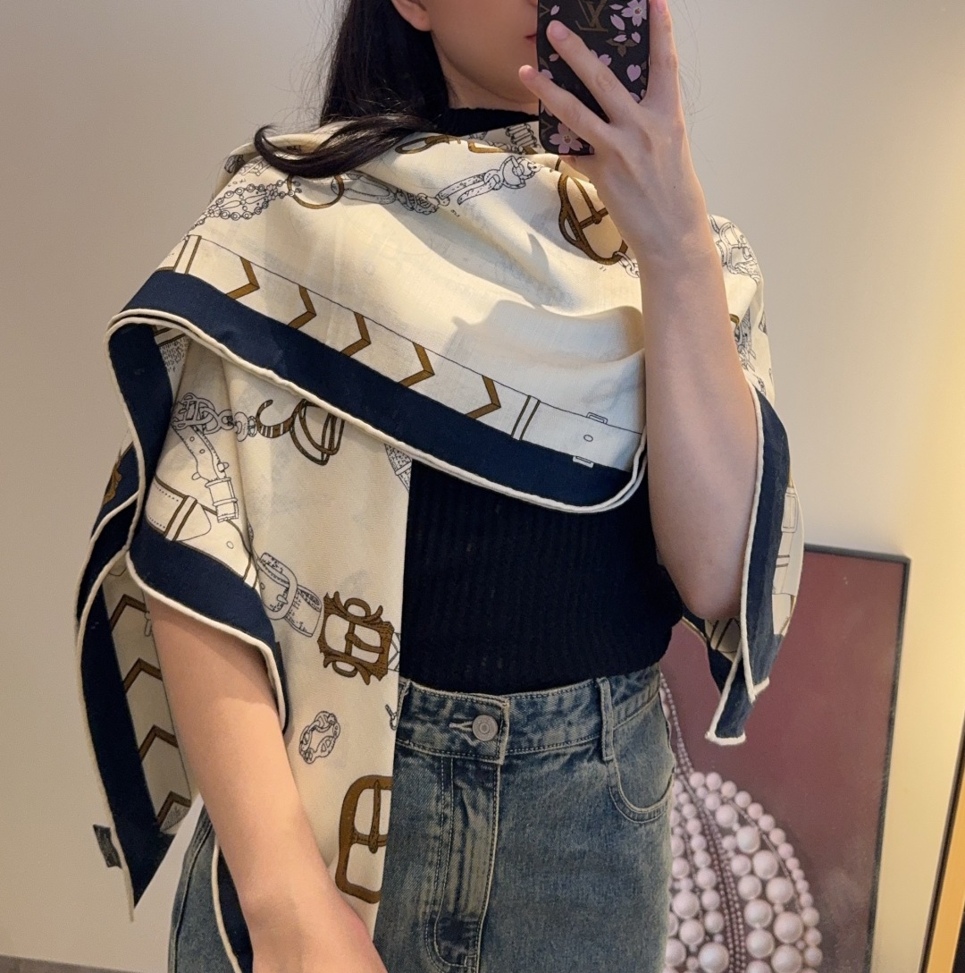 NO:581047,Double-sided silk wool shawl of the same color ~ Hermes hand-rolled silk wool square scarf (30% mulberry silk, 70% wool) This Hermès classic item shows the essence of strong and charming femininity. This 140 square scarf is innovative, interprets infinite emotions and freedom, and writes personal narrative in a unique way. Made in France. Designer Jan Bajtlik (Jan Bajtlik) Size 135 x 135 cm |  Because this square scarf is hand-rolled, the sizes indicated may vary slightly. High version scarf, high version scarf, hermes, hermes, shawls19860909双面同色丝毛披肩～Hermes 手工卷边丝毛方巾（30桑蚕丝70羊毛） 这款爱马仕的经典单品展现强大而迷人的女性魅力精髓.此140方巾推陈出新,诠释无限的情感和自由,以别样方式书写个性叙事. 法国制造. 设计师扬·巴吉特里可（Jan Bajtlik） 尺寸135 x 135 厘米 | 由于这款方巾采用手工卷边,标示的尺寸或会略有不同. 高版本围巾,高版本围巾,hermes,hermes,shawls,scarf