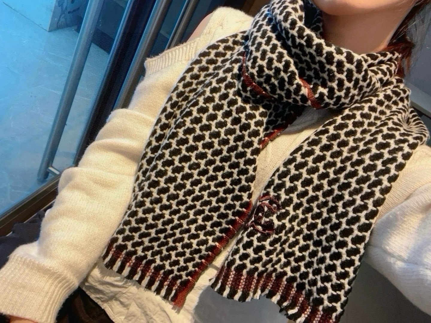 NO:581034,Highly recommended CHA · Chanel new autumn and winter products ·  The Cashmere Light Shrink Scarf selects the best cashmere fiber, which is time-consuming and labor-intensive, and then soaked and washed in clear spring water, so that the cashmere fiber presents a unique fluffy texture. It feels so delicate. It uses light shrinking technology to have a luxurious and soft surface gloss. The hand is full of fine velvet. Big H has always been synonymous with excellence. This price is absolutely 100% affordable, and it is a good gift to keep for yourself!  Absolutely good product size 30x 190cm, cashmere high version scarf, high version scarf, chanel19860909重磅推荐CHA · 香奈儿秋冬新品 · 羊绒轻缩围巾臻选上乘的山羊绒纤维,耗时耗力,再以清泉水浸泡涤荡,使羊绒纤维呈现出独特的蓬松质感,手感才如此细腻,采用轻缩绒工艺,才有奢华柔和的表面光泽手感满满地都是细腻的绒毛大H一直是精益求精的代名词,这个价格绝对百分之百的实惠送礼自留都不错！绝对好货size30x 190cm,羊绒高版本围巾,高版本围巾,chanel,scarf