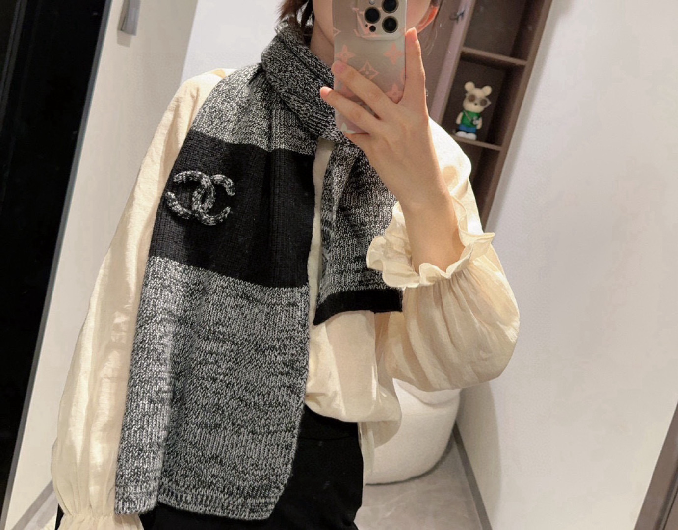 NO:574342,Chanel's new autumn and winter 24b knitted scarf, cashmere knitted long scarf is so beautiful [crying] The royal palace-level new model is on sale. The imported pure cashmere knitted wool is extremely beautiful. It really matches the skin tone of the upper body. It is versatile. You can decide whether it looks good or not. The size of the scarf is 30*200cm. It is made of pure cashmere. It is the best choice for gifts. High version scarf, high version scarf, chanel19860909Chanel秋冬新款24b针织围巾羊绒针织长巾美翻了[流泪]御用殿堂级极品新款在售 进口纯羊绒针织毛线美丽至极 真的 上身极为衬肤色 百搭 好看不好看自己看吧 围巾尺寸30*200cm,精选纯羊绒,送礼首选佳品高版本围巾,高版本围巾,chanel,scarf