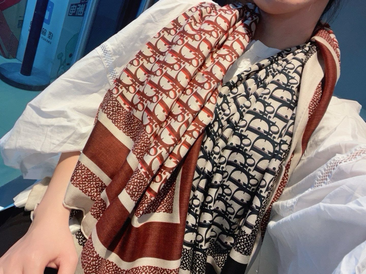 NO:581042,Recommended 140 velvet square scarf, double-sided heterochromatic cashmere square scarf, Djia ZG hot style, three-dimensional presentation of patterns and textures, extremely high grade, special craftsmanship, high-end research and development, stunning advent, special cutting-edge craftsmanship, favored by Bai Fumei. Whether it is quality, style or price, it makes them scream for big brands. Super cost-effective, definitely worth buying. Size 140cm*140cm, 70 cashmere silk high version scarf, high version scarf, dior, real silk19860909推荐140丝绒方巾双面异色羊绒方巾D家ZG爆款立体呈现图案纹路实物档次极高特殊工艺高端研发惊艳问世特殊尖端工艺处理受到白富美的喜欢 无论是品质 款式 价格都令大牌控的她们尖叫 超高性价比 绝对值得入手尺寸140cm*140cm,70羊绒真丝高版本围巾,高版本围巾,dior,real silk,scarf