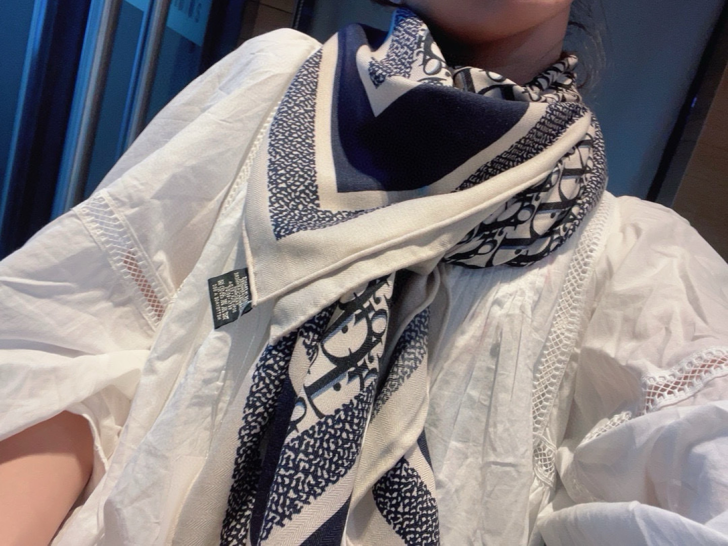 NO:581045,Recommended 140 velvet square scarf, double-sided heterochromatic cashmere square scarf, Djia ZG hot style, three-dimensional presentation of patterns and textures, extremely high grade, special craftsmanship, high-end research and development, stunning advent, special cutting-edge craftsmanship, favored by Bai Fumei. Whether it is quality, style or price, it makes them scream for big brands. Super cost-effective, definitely worth buying. Size 140cm*140cm, 70 cashmere silk high version scarf, high version scarf, dior, real silk19860909推荐140丝绒方巾双面异色羊绒方巾D家ZG爆款立体呈现图案纹路实物档次极高特殊工艺高端研发惊艳问世特殊尖端工艺处理受到白富美的喜欢 无论是品质 款式 价格都令大牌控的她们尖叫 超高性价比 绝对值得入手尺寸140cm*140cm,70羊绒真丝高版本围巾,高版本围巾,dior,real silk,scarf