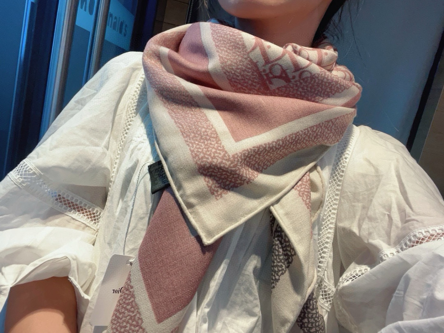 NO:581048,Recommended 140 velvet square scarf, double-sided heterochromatic cashmere square scarf, Djia ZG hot style, three-dimensional presentation of patterns and textures, extremely high grade, special craftsmanship, high-end research and development, stunning advent, special cutting-edge craftsmanship, favored by Bai Fumei. Whether it is quality, style or price, it makes them scream for big brands. Super cost-effective, definitely worth buying. Size 140cm*140cm, 70 cashmere silk high version scarf, high version scarf, dior, real silk19860909推荐140丝绒方巾双面异色羊绒方巾D家ZG爆款立体呈现图案纹路实物档次极高特殊工艺高端研发惊艳问世特殊尖端工艺处理受到白富美的喜欢 无论是品质 款式 价格都令大牌控的她们尖叫 超高性价比 绝对值得入手尺寸140cm*140cm,70羊绒真丝高版本围巾,高版本围巾,dior,real silk,scarf