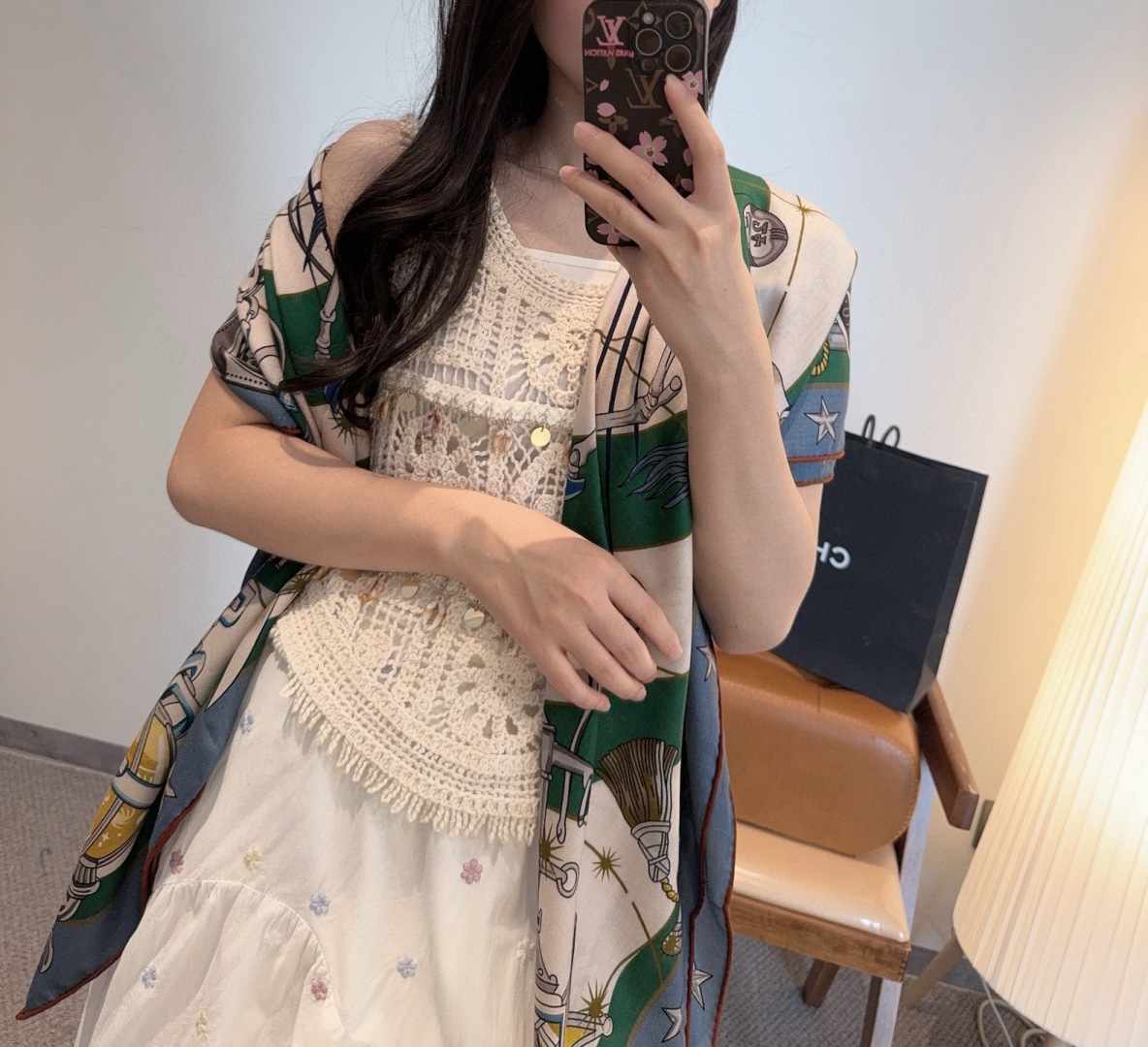 NO:581049,Chorus of Stars double-sided velvet in the same color Origin of creation Sound the horn!  A grand celebration is taking place in the horse paradise. The gods start a ball to celebrate the rebirth of the universe, and the stars travel through the constellations made of equestrian accessories. Daiske Nomura uses countless symbols to design a new zodiac picture, reinterpreting Emile Hermès (mile)  Hermès) collection is like a dome mural. Gothic culture, esoteric doctrine, mythology and fantasy elements are intertwined, and his unconstrained creativity makes the stars in the Hermès universe more dazzling. Size 135×135cm Material 30 silk 70 cashmere high version scarf, high version scarf, hermes, hermes, real silk19860909星辰合唱曲双面同色丝绒 创作渊源 吹响号角！骏马天堂正在举行盛大庆典.诸神开启舞会,庆祝宇宙重生,而星星在由马术配件组成的星座间穿梭游走.野村大辅（Daiske Nomura）运用数不胜数的象征符号,设计出全新的黄道图景,重新演绎埃米尔·爱马仕（mile Hermès）典藏中的发现,宛如一幅穹顶壁画.哥特文化、秘传学说、神话及奇幻元素交织相融,他天马行空的创意令爱马仕宇宙中的星辰更加璨耀动人. 尺寸135×135cm 材质30真丝70羊绒高版本围巾,高版本围巾,hermes,hermes,real silk,scarf