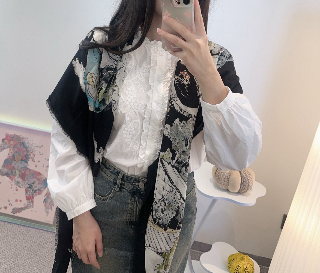 NO:581052,The works of the 25-year-old Haute Couture Workshop series are dreamy and cinematic, inspired by the Chinese ebony lacquered screens collected by Gabrielle Chanel. A screen in the study of her private apartment at 31 rue Cambon in Paris depicts the scenery of Hangzhou and the panoramic view of the legendary West Lake. In December last year, the press conference of this series was held in Hangzhou West Lake, inviting us to embark on a dreamy journey. The material is 100% cashmere.  Size 140×140cm high version scarf, high version scarf, chanel1986090925年高级手工坊系列作品梦幻而极具电影感,灵感来自嘉柏丽尔·香奈儿收藏的中国乌木漆面屏风.在她巴黎康朋街31号私人寓所书房内的一面屏风上,描绘着杭州的风光与传奇西湖的全景.去年12月,本系列发布会于杭州西湖举行,邀请我们踏上一段梦幻的旅程. 材质百分百羊绒 尺寸140×140㎝高版本围巾,高版本围巾,chanel,scarf