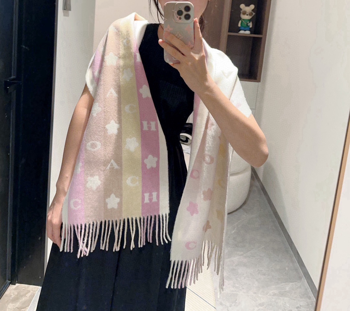 NO:581054,COACH is so pretty too!  Not only has the appearance but also the quality, it feels super soft and comfortable, size 18030cm high version scarf, high version scarf, coach, coach19860909COACH蔻驰也太好看了吧！不仅有颜值还有品质,手感超级软糯和舒服,尺寸18030cm高版本围巾,高版本围巾,coach,coach,scarf
