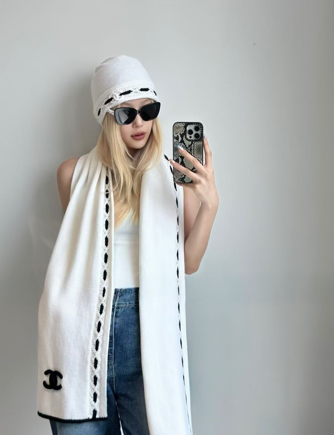 NO:581038,[Shangjia 2025 Premium Products] Newly launched, the top-grade cashmere fabric is selected and feels as delicate as clouds. The craftsmen use exquisite hand-knitting technology and incorporate elegant string details to outline the brand's eternal charm. It is both a scarf and a work of art. It wraps around the neck lightly, telling a low-key and luxurious fashion attitude. The warmth of winter and high fashion perfectly blend, creating an unrepeatable elegance legend.  35*180cm high version scarf, high version scarf, chanel19860909【香家2025臻品】 全新上市,甄选顶级羊绒面料, 触感细腻如云.重工匠心独运, 以精湛手工针织工艺,融入典雅串绳细节,勾勒出品牌永恒的魅力线条. 既是围巾,亦是艺术品, 于颈间轻盈环绕, 诉说低调奢华的风尚态度. 冬日暖意与高级时装完美相融, 成就不可复制的优雅传奇. 35*180cm高版本围巾,高版本围巾,chanel,scarf