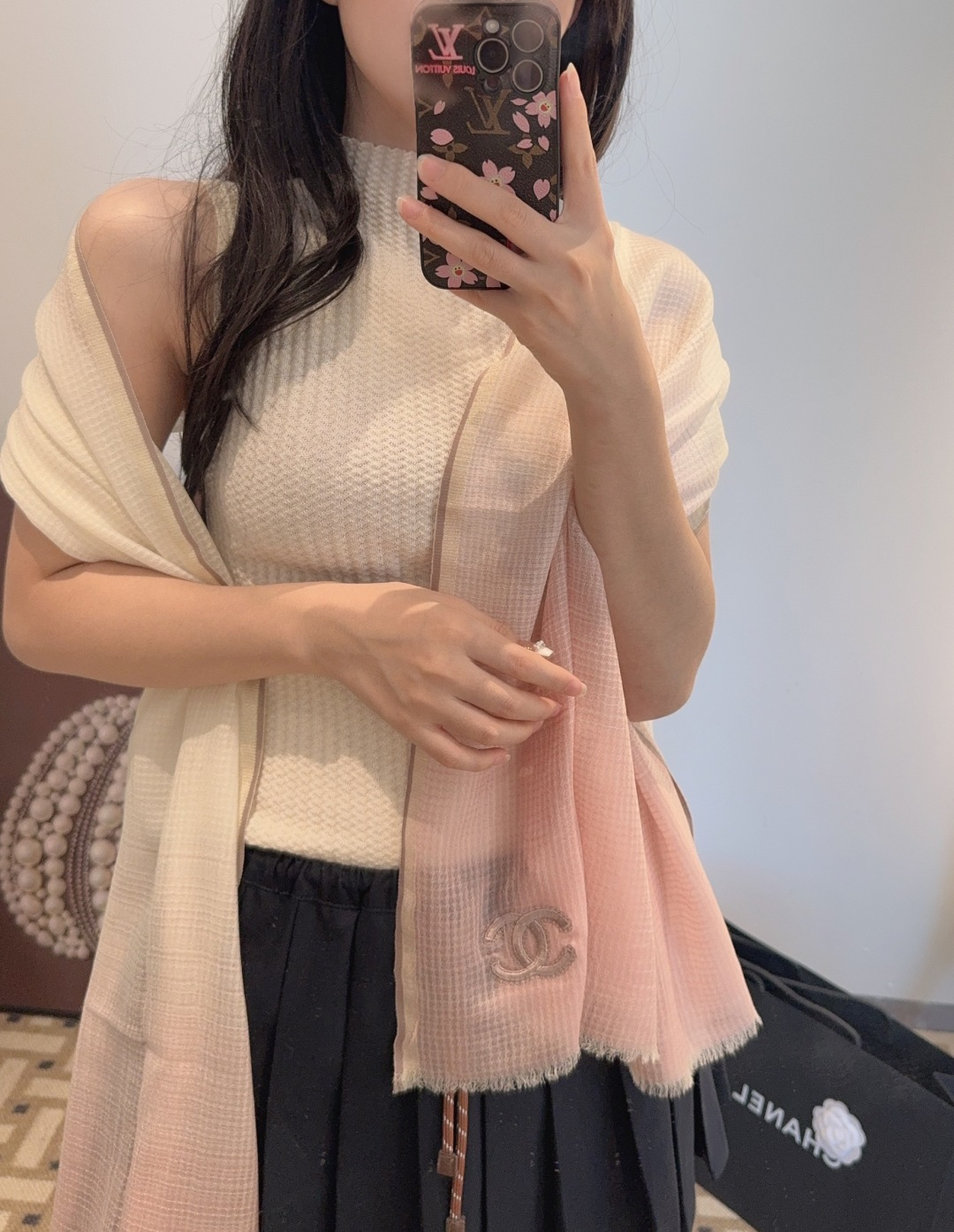 NO:581041,Chanel Chanel Cashmere Long Scarf is a palace-level product recommended for export to France!  The latest water-soluble cashmere gradient series. It has arrived at the right time. It is very suitable for spring and autumn and air-conditioned rooms. The fabric is soft, smooth, thin and has clear lines. It is an excellent cashmere raw material. It feels soft and smooth, and is extremely skin-friendly. Please hurry up. Quicker. Size 110*200cm high version scarf, high version scarf, chanel, chanel19860909香奈儿Chanel羊绒长巾殿堂级御用推荐出口法国的订单！最新水溶羊绒渐变系列.来的太是时候了非常适合春秋及空调房,柔软顺滑微薄正好纹路清晰面料是极好的羊绒原料.触感柔软顺滑,亲肤到极致.你们且手快一点.再快一点 尺寸110*200cm高版本围巾,高版本围巾,chanel,chanel,scarf