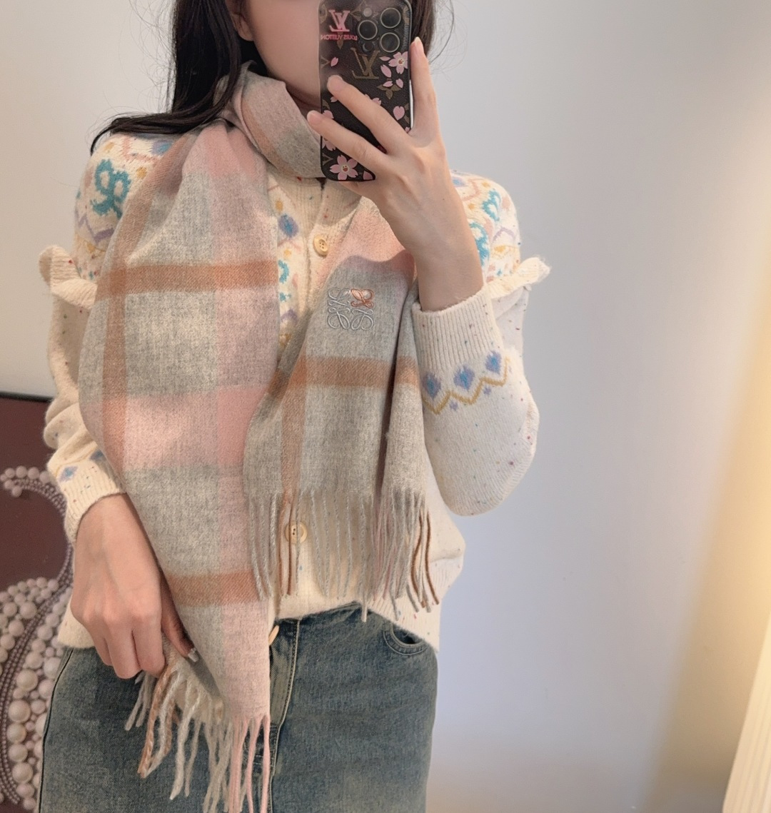 NO:574535,New!  Loewe ·  Loewe’s rare and gentle color matching, low-key yet elegant] We highly recommend double-sided color matching, a scarf with two styles, high-end, comfortable and fashionable temperament, a niche name, but full of big-name style, super Amway loewe this soft scarf that touches the heart,  Extremely simple colors with eye-catching color-changing logo, the finishing touch without losing the beauty, the pursuit of successful people, the color is absolute, a little unique fairy spirit, the absolute choice for couples, the color is elegant, not enchanting, and the very soft cashmere material specification is 30  x 180cm high version scarf, high version scarf, loewe, loewe19860909上新！Loewe · 罗意威难得一见的温柔配色,低调又不失优雅】重点推荐双面配色,一条围巾两种风格搭配,高级舒适时髦气质,名小众,却大牌范十足,超级安利loewe这款触动内心的柔美围巾,极其简单的颜色搭配抢眼的变色logo,点睛之笔确又不失美感,成功人士的追求,色彩绝对,有点独有的仙气,绝对的情侣款不二之选,颜色淡雅,不妖娆非常柔软的羊绒材质规格30 x 180cm高版本围巾,高版本围巾,loewe,loewe,scarf