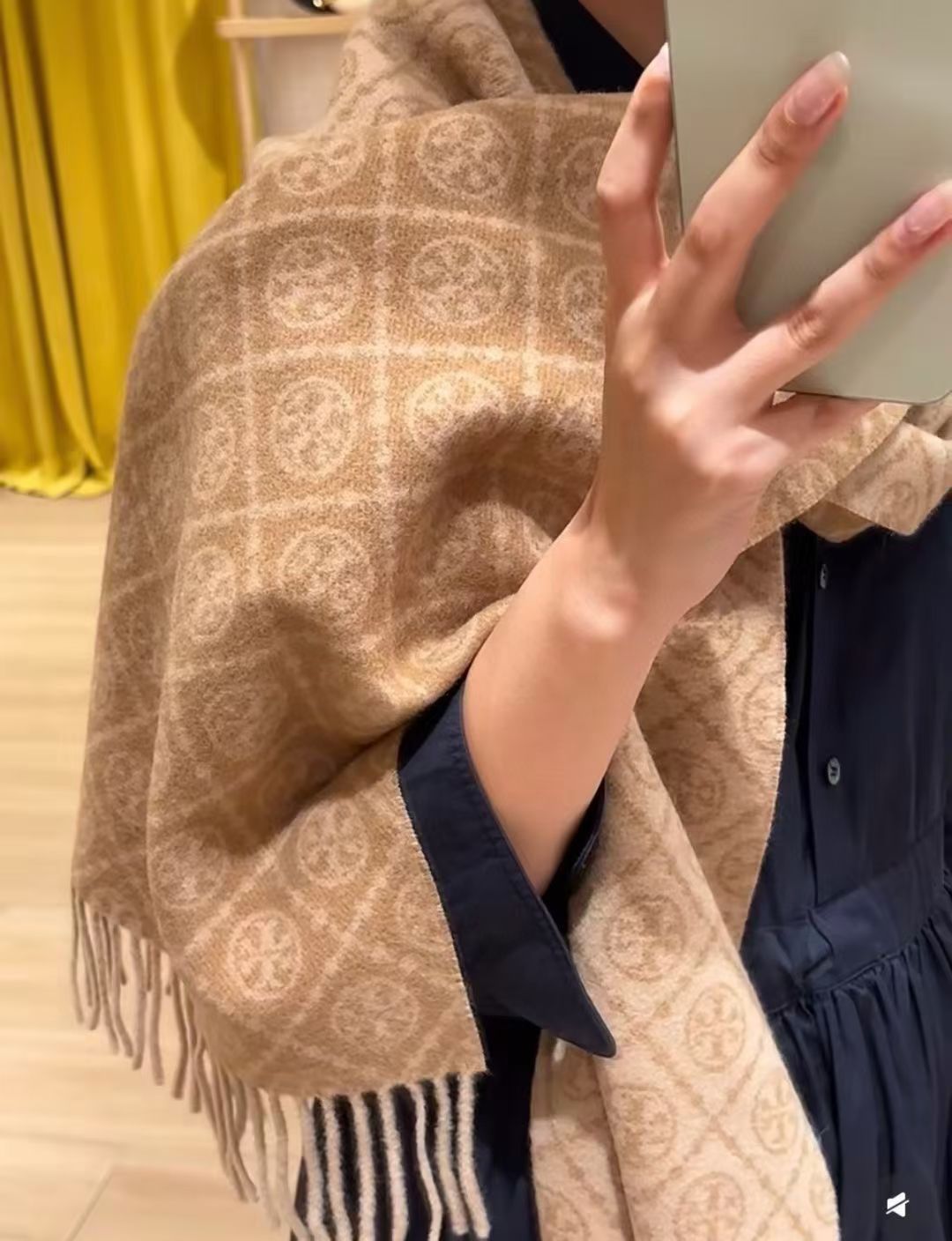 NO:574541,Counter synchronization! TORY BURCH [Tory Burch Long Scarf] I am very lucky to get something from this brand. It is really rare. It rarely places orders in China and has really few styles. It is a poor top luxury brand. It adheres to tradition, craftsmanship, enthusiasm, and exudes a unique aristocratic atmosphere! This model is a customized model for the counter’s display window! The overall composition of the scarf is the most classic LOGO style design of their brand. Specification 30 *High version scarf, high version scarf, burberry19860909专柜同步！TORY BURCH【托里伯奇长巾】很幸运拿到這个品牌的东西,真的不多见,很少在国內做订单,款式真的少的可怜顶尖奢侈品牌,秉承传统,技艺,热诚,散发独特的贵族气息！本款为专柜的橱窗定制款！围巾整体构图为他们品牌最经典的LOGO风格设计.规格30 *高版本围巾,高版本围巾,burberry,scarf