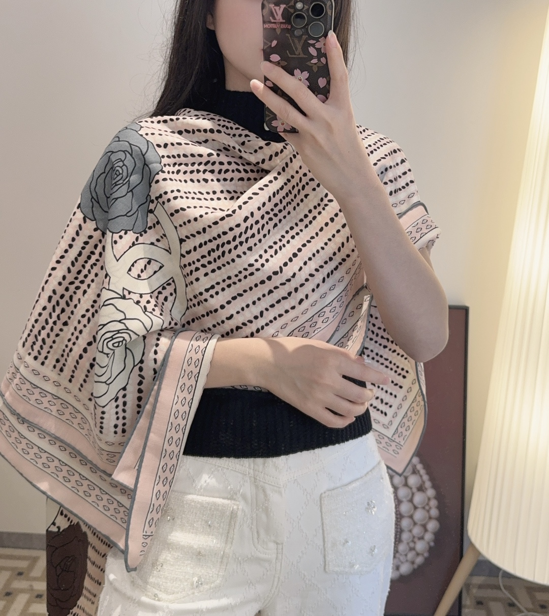 NO:581361,Classic camellia and elegant Coco style, Chanel's latest rhombus velvet square scarf ~ elegant to the core, the new season's fabrics of Xiang Nai are super high-end, really super soft, silky smooth, strong toughness and not easy to be snagged!  This year’s new series~ I’m really impressed by the design. Chanel’s silk scarf is definitely a representative of elegance. A fragrant silk scarf will give you the best match!  !  A must!  The upper body effect is simply elegant and very flexible. It has layers of elegant texture. The layers are layered to create a striking but unobtrusive gorgeous ladylike feeling. The pattern is a dotted rhombus design ~ the lines are more textured. The powder must come in the size of 140*140cm. The upper body effect is really beautiful needless to say (it will look better when paired with clothing, shoes and bags)!  The real thing is definitely more beautiful!  Classic black and white high version scarf, high version scarf, chanel, chanel19860909经典茶花优雅Coco风,Chanel最新菱格丝绒大方巾~气质到骨子里,香奶奶新一季的面料超高级,真心超级柔软,丝丝顺滑,韧性很强 不容易被轻易勾丝！今年新出的系列~真的被这样的设计美到,香奈儿家的丝巾绝对是优雅的代表,一条小香的丝巾,给你最好的搭配！！ 必入！上身效果简直优雅气质到不行,非常灵动.层次优雅质感.层层叠叠出醒目而不张扬的华丽名媛感,图案是虚线菱格纹设计~线条感更显质感,香粉必入 140*140cm 的尺寸,上身效果真的不用多说的美(搭配服饰鞋包更有感觉)！实物绝对更美！经典黑白色高版本围巾,高版本围巾,chanel,chanel,scarf
