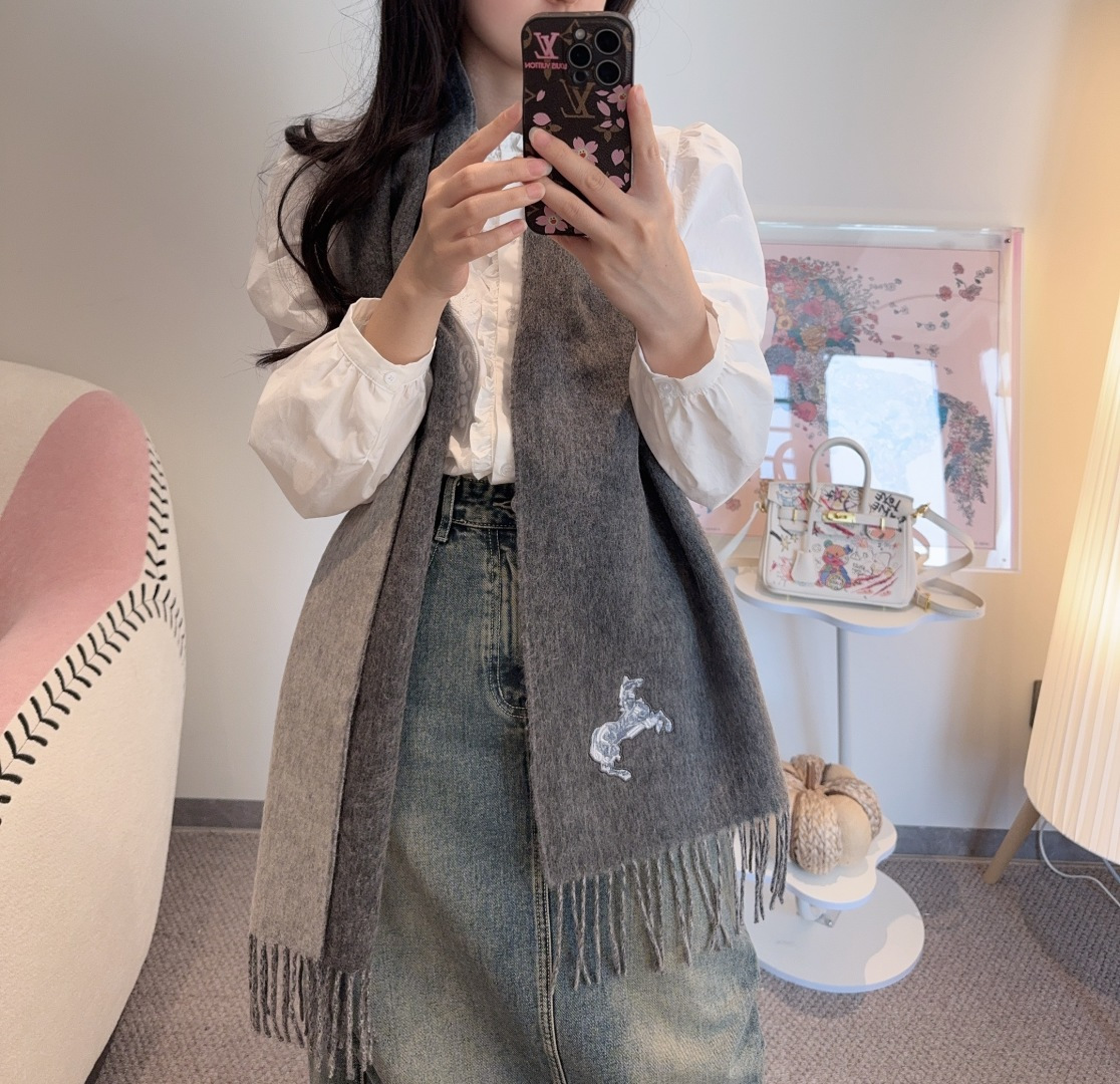 NO:581355,The Hermès double-sided scarf is crazy beautiful, so stylish and charming, a very elegant and fashionable autumn and winter item!  I really like it. It’s a very classic men’s design made of lambskin. It feels really great on the upper body and looks good on any waist!  !  This style is really worth buying with your eyes closed, and it can be easily worn by any age group!  !  !  30*200cm high version scarf, high version scarf, hermes19860909爱马仕双面围巾好看的要疯掉了,太有型太有魅力了非常斯文时尚的秋冬单品！真的很喜欢,非常Classical的男款设计羔绒,手感真的绝了上身效果真的随便怎么围都好看！！这种款式真的闭着眼买,任何年龄层都轻松驾驭！！！30*200cm高版本围巾,高版本围巾,hermes,scarf